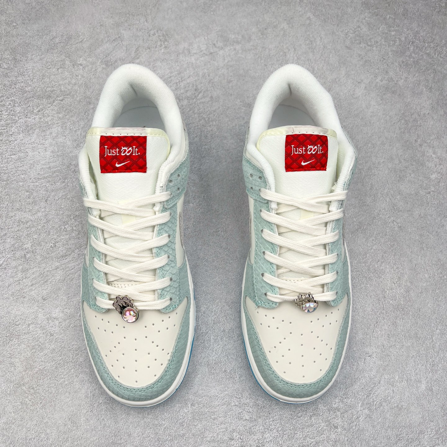 图片[2]-＃特价福利 NK Dunk Low 定制配色 大厂出品 极力推荐 原装头层材料 独家版型蒸餾加工帶來的是更好的视觉和脚感体验大厂纯原品质出货 清洁度 电绣工艺 皮料切割干净无任何毛边 细节完美 尺码：36 36.5 37.5 38 38.5 39 40 40.5 41 42 42.5 43 44 44.5 45 46-选品中心