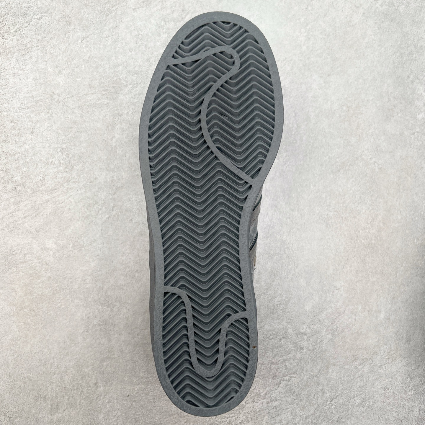 图片[9]-＃S1 AD Originals Superstar 经典复古贝壳头板鞋 BS0810 诞生于1969年 是第一双将全皮面鞋 身与橡胶鞋头结合在一起的低帮篮球鞋 Superstar最开始 是作为高帮篮球鞋Pro Model的低帮版本而出现的 但因为其独特和醒目的橡胶鞋头造型而让大家熟知 被大家形象地称为\\\”shelltoe\\\”贝壳头 在70年代的美国职业篮球场上 接近3/4的NBA球员都将这双Superstar作为场上用鞋 80年代之后 经过不断的改良和发展 Superstar逐渐成为横跨时装、音乐、街头文化、休闲和运动等各大领域的时尚潮鞋 尺码：36 36.5 37 38 38.5 39 40 40.5 41 42 42.5 43 44 44.5 45-选品中心