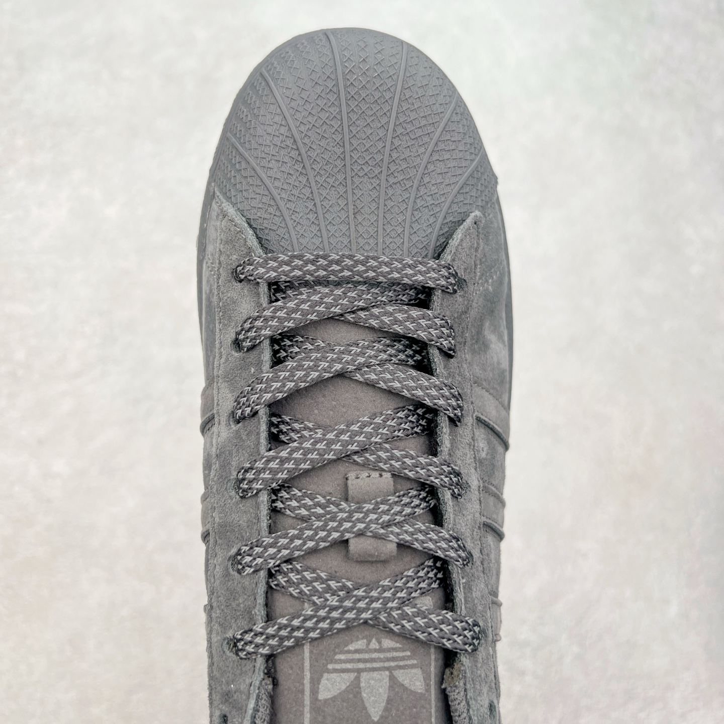 图片[4]-＃S1 AD Originals Superstar 经典复古贝壳头板鞋 BS0810 诞生于1969年 是第一双将全皮面鞋 身与橡胶鞋头结合在一起的低帮篮球鞋 Superstar最开始 是作为高帮篮球鞋Pro Model的低帮版本而出现的 但因为其独特和醒目的橡胶鞋头造型而让大家熟知 被大家形象地称为\\\”shelltoe\\\”贝壳头 在70年代的美国职业篮球场上 接近3/4的NBA球员都将这双Superstar作为场上用鞋 80年代之后 经过不断的改良和发展 Superstar逐渐成为横跨时装、音乐、街头文化、休闲和运动等各大领域的时尚潮鞋 尺码：36 36.5 37 38 38.5 39 40 40.5 41 42 42.5 43 44 44.5 45-选品中心