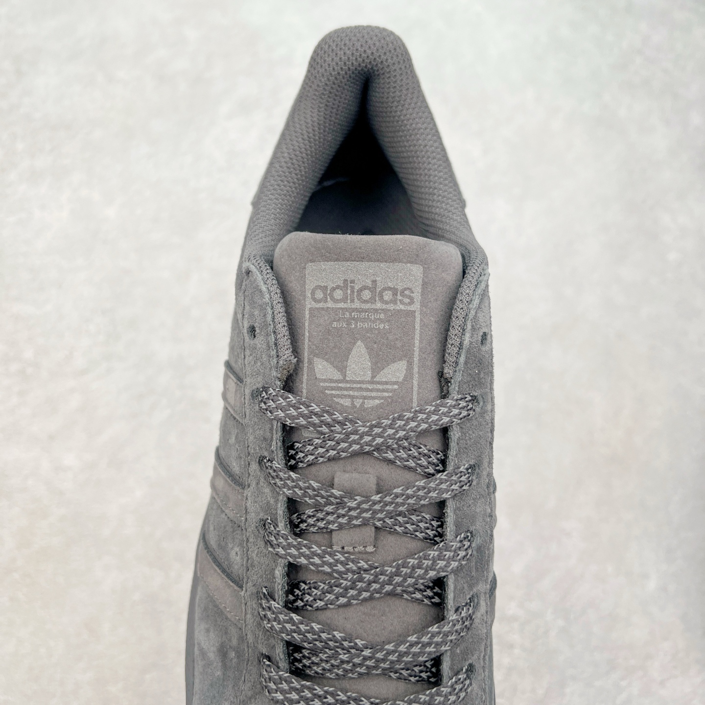 图片[5]-＃S1 AD Originals Superstar 经典复古贝壳头板鞋 BS0810 诞生于1969年 是第一双将全皮面鞋 身与橡胶鞋头结合在一起的低帮篮球鞋 Superstar最开始 是作为高帮篮球鞋Pro Model的低帮版本而出现的 但因为其独特和醒目的橡胶鞋头造型而让大家熟知 被大家形象地称为\\\”shelltoe\\\”贝壳头 在70年代的美国职业篮球场上 接近3/4的NBA球员都将这双Superstar作为场上用鞋 80年代之后 经过不断的改良和发展 Superstar逐渐成为横跨时装、音乐、街头文化、休闲和运动等各大领域的时尚潮鞋 尺码：36 36.5 37 38 38.5 39 40 40.5 41 42 42.5 43 44 44.5 45-选品中心