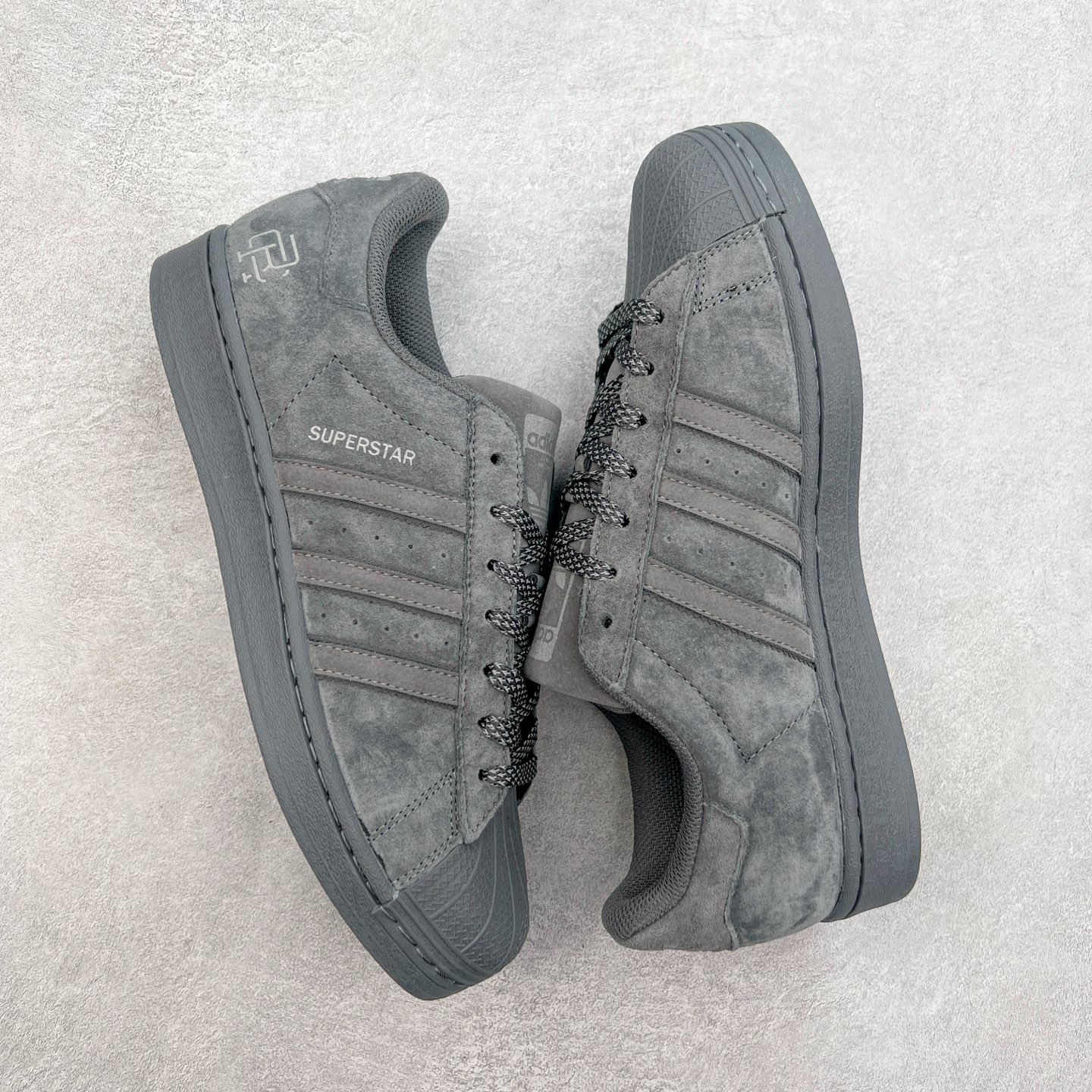 图片[3]-＃S1 AD Originals Superstar 经典复古贝壳头板鞋 BS0810 诞生于1969年 是第一双将全皮面鞋 身与橡胶鞋头结合在一起的低帮篮球鞋 Superstar最开始 是作为高帮篮球鞋Pro Model的低帮版本而出现的 但因为其独特和醒目的橡胶鞋头造型而让大家熟知 被大家形象地称为\\\”shelltoe\\\”贝壳头 在70年代的美国职业篮球场上 接近3/4的NBA球员都将这双Superstar作为场上用鞋 80年代之后 经过不断的改良和发展 Superstar逐渐成为横跨时装、音乐、街头文化、休闲和运动等各大领域的时尚潮鞋 尺码：36 36.5 37 38 38.5 39 40 40.5 41 42 42.5 43 44 44.5 45-选品中心