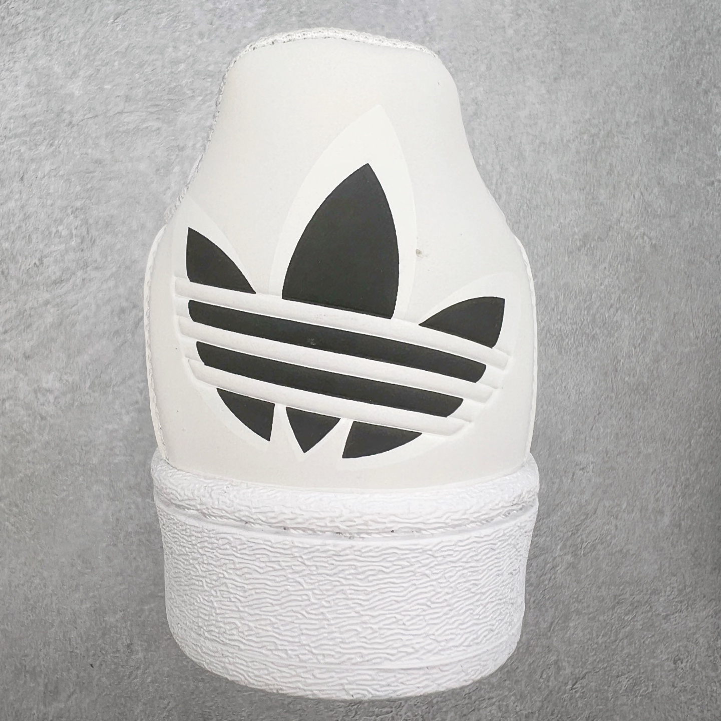 图片[8]-＃S1 AD Originals Superstar 经典复古贝壳头板鞋 IF1585 诞生于1969年 是第一双将全皮面鞋 身与橡胶鞋头结合在一起的低帮篮球鞋 Superstar最开始 是作为高帮篮球鞋Pro Model的低帮版本而出现的 但因为其独特和醒目的橡胶鞋头造型而让大家熟知 被大家形象地称为\\\”shelltoe\\\”贝壳头 在70年代的美国职业篮球场上 接近3/4的NBA球员都将这双Superstar作为场上用鞋 80年代之后 经过不断的改良和发展 Superstar逐渐成为横跨时装、音乐、街头文化、休闲和运动等各大领域的时尚潮鞋 尺码：36 36.5 37 38 38.5 39 40 40.5 41 42 42.5 43 44 44.5 45-选品中心