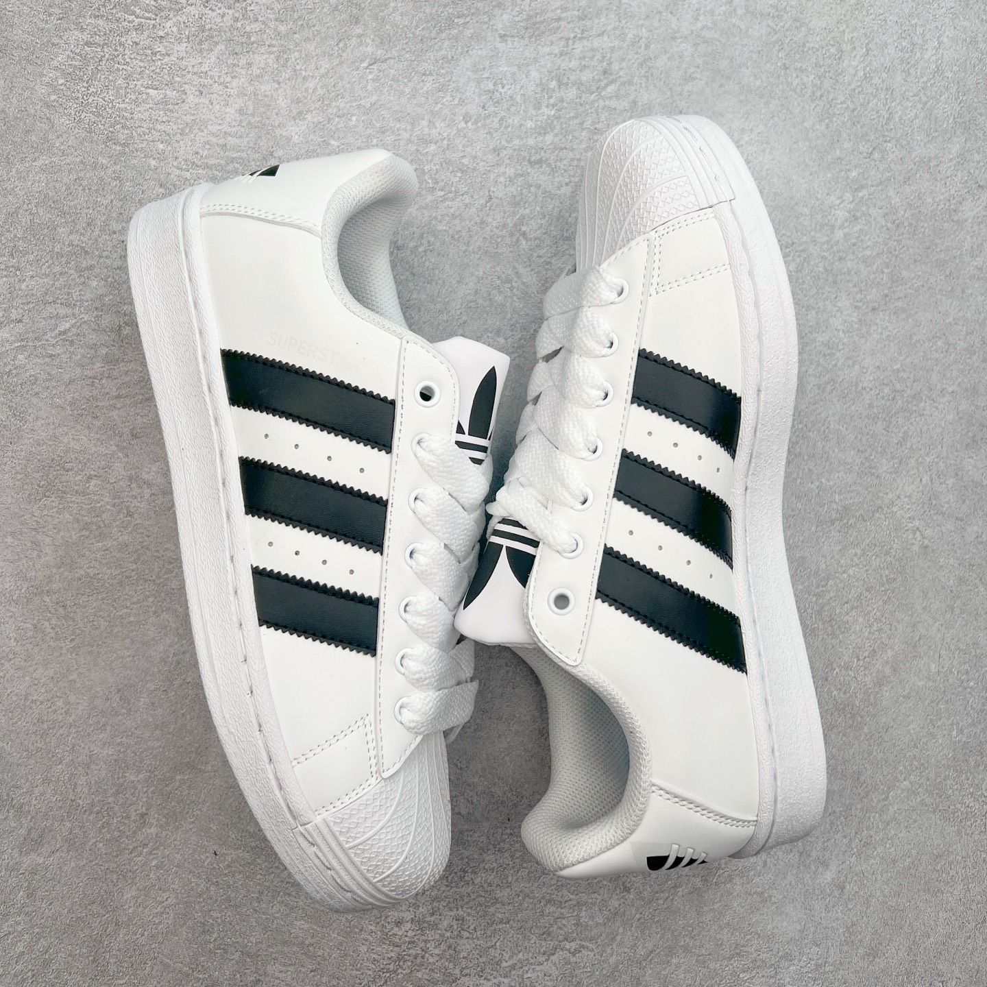 图片[3]-＃S1 AD Originals Superstar 经典复古贝壳头板鞋 IF1585 诞生于1969年 是第一双将全皮面鞋 身与橡胶鞋头结合在一起的低帮篮球鞋 Superstar最开始 是作为高帮篮球鞋Pro Model的低帮版本而出现的 但因为其独特和醒目的橡胶鞋头造型而让大家熟知 被大家形象地称为\\\”shelltoe\\\”贝壳头 在70年代的美国职业篮球场上 接近3/4的NBA球员都将这双Superstar作为场上用鞋 80年代之后 经过不断的改良和发展 Superstar逐渐成为横跨时装、音乐、街头文化、休闲和运动等各大领域的时尚潮鞋 尺码：36 36.5 37 38 38.5 39 40 40.5 41 42 42.5 43 44 44.5 45-选品中心