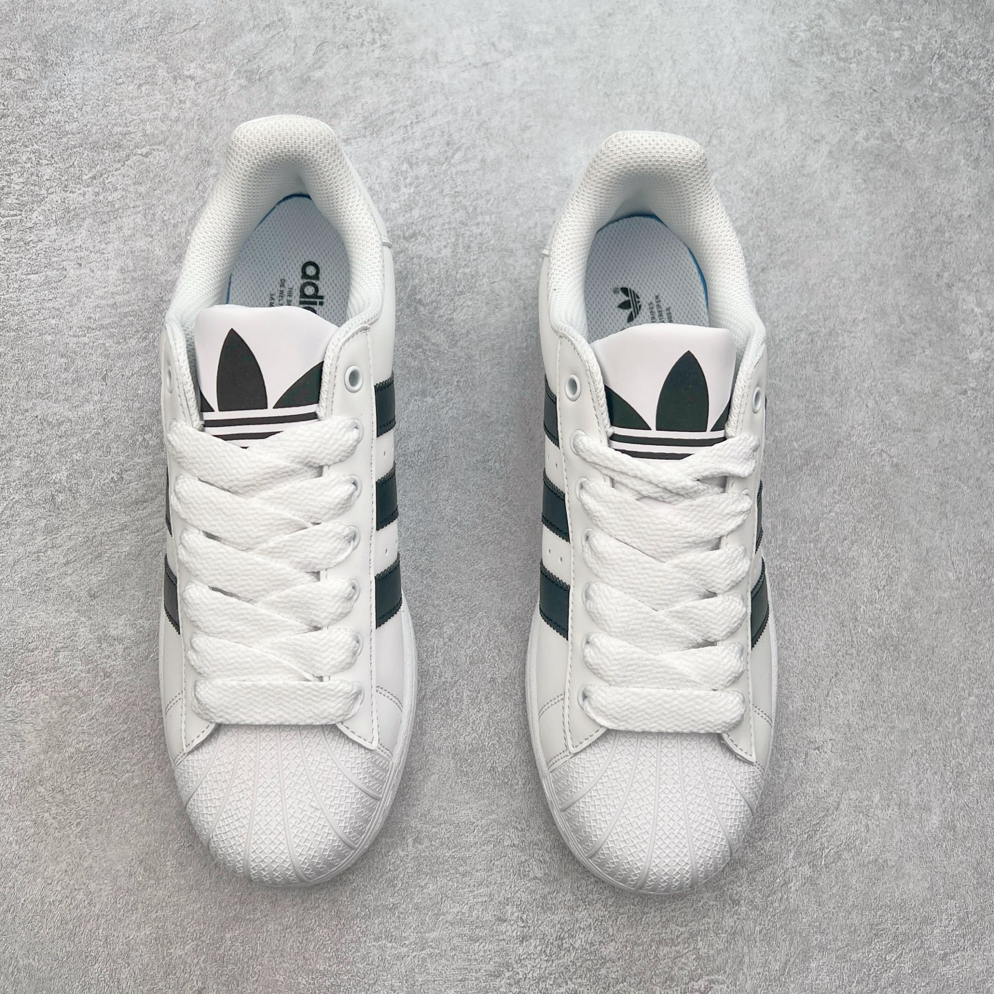 图片[2]-＃S1 AD Originals Superstar 经典复古贝壳头板鞋 IF1585 诞生于1969年 是第一双将全皮面鞋 身与橡胶鞋头结合在一起的低帮篮球鞋 Superstar最开始 是作为高帮篮球鞋Pro Model的低帮版本而出现的 但因为其独特和醒目的橡胶鞋头造型而让大家熟知 被大家形象地称为\\\”shelltoe\\\”贝壳头 在70年代的美国职业篮球场上 接近3/4的NBA球员都将这双Superstar作为场上用鞋 80年代之后 经过不断的改良和发展 Superstar逐渐成为横跨时装、音乐、街头文化、休闲和运动等各大领域的时尚潮鞋 尺码：36 36.5 37 38 38.5 39 40 40.5 41 42 42.5 43 44 44.5 45-选品中心