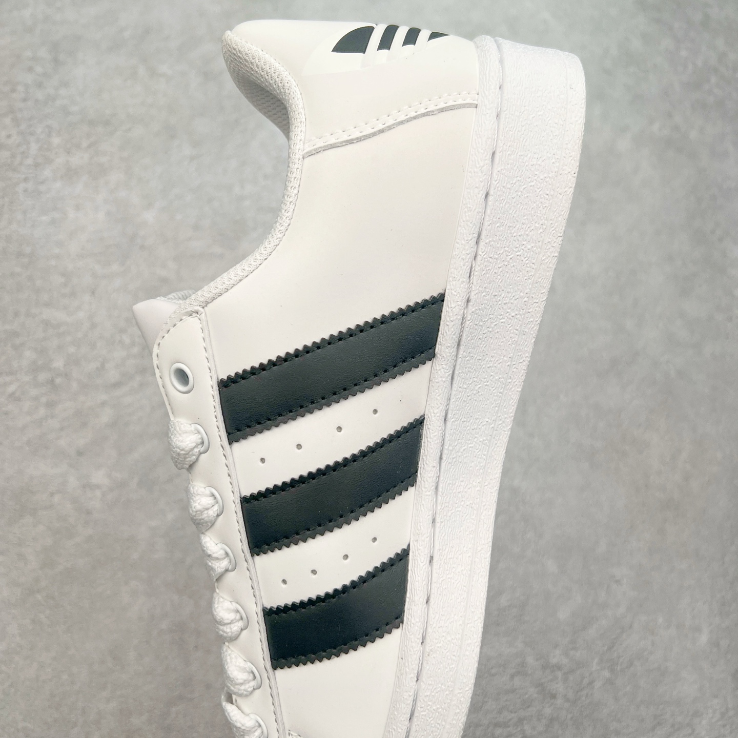 图片[7]-＃S1 AD Originals Superstar 经典复古贝壳头板鞋 IF1585 诞生于1969年 是第一双将全皮面鞋 身与橡胶鞋头结合在一起的低帮篮球鞋 Superstar最开始 是作为高帮篮球鞋Pro Model的低帮版本而出现的 但因为其独特和醒目的橡胶鞋头造型而让大家熟知 被大家形象地称为\\\”shelltoe\\\”贝壳头 在70年代的美国职业篮球场上 接近3/4的NBA球员都将这双Superstar作为场上用鞋 80年代之后 经过不断的改良和发展 Superstar逐渐成为横跨时装、音乐、街头文化、休闲和运动等各大领域的时尚潮鞋 尺码：36 36.5 37 38 38.5 39 40 40.5 41 42 42.5 43 44 44.5 45-选品中心