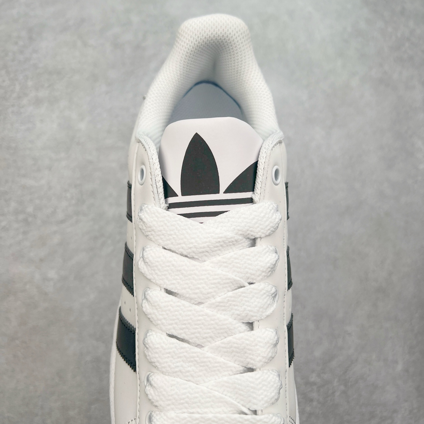 图片[5]-＃S1 AD Originals Superstar 经典复古贝壳头板鞋 IF1585 诞生于1969年 是第一双将全皮面鞋 身与橡胶鞋头结合在一起的低帮篮球鞋 Superstar最开始 是作为高帮篮球鞋Pro Model的低帮版本而出现的 但因为其独特和醒目的橡胶鞋头造型而让大家熟知 被大家形象地称为\\\”shelltoe\\\”贝壳头 在70年代的美国职业篮球场上 接近3/4的NBA球员都将这双Superstar作为场上用鞋 80年代之后 经过不断的改良和发展 Superstar逐渐成为横跨时装、音乐、街头文化、休闲和运动等各大领域的时尚潮鞋 尺码：36 36.5 37 38 38.5 39 40 40.5 41 42 42.5 43 44 44.5 45-选品中心