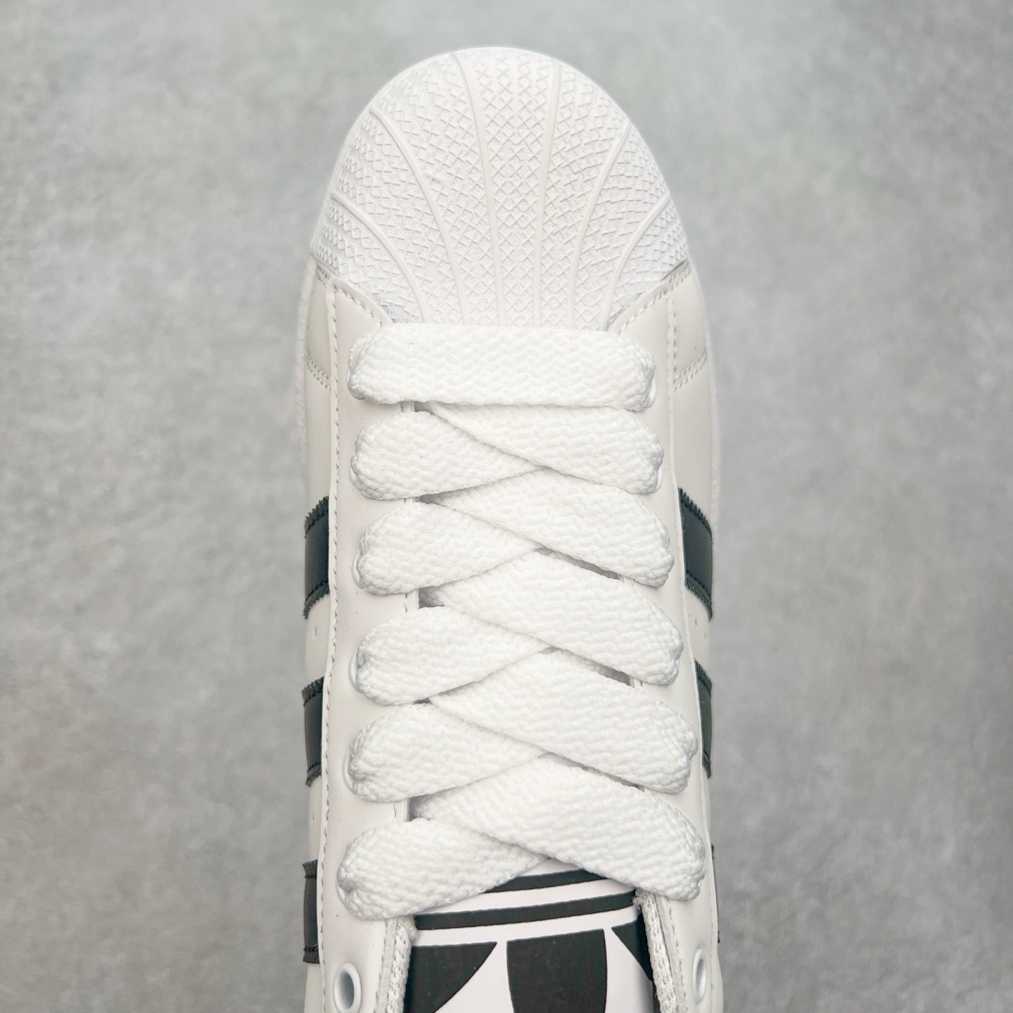 图片[4]-＃S1 AD Originals Superstar 经典复古贝壳头板鞋 IF1585 诞生于1969年 是第一双将全皮面鞋 身与橡胶鞋头结合在一起的低帮篮球鞋 Superstar最开始 是作为高帮篮球鞋Pro Model的低帮版本而出现的 但因为其独特和醒目的橡胶鞋头造型而让大家熟知 被大家形象地称为\\\”shelltoe\\\”贝壳头 在70年代的美国职业篮球场上 接近3/4的NBA球员都将这双Superstar作为场上用鞋 80年代之后 经过不断的改良和发展 Superstar逐渐成为横跨时装、音乐、街头文化、休闲和运动等各大领域的时尚潮鞋 尺码：36 36.5 37 38 38.5 39 40 40.5 41 42 42.5 43 44 44.5 45-选品中心