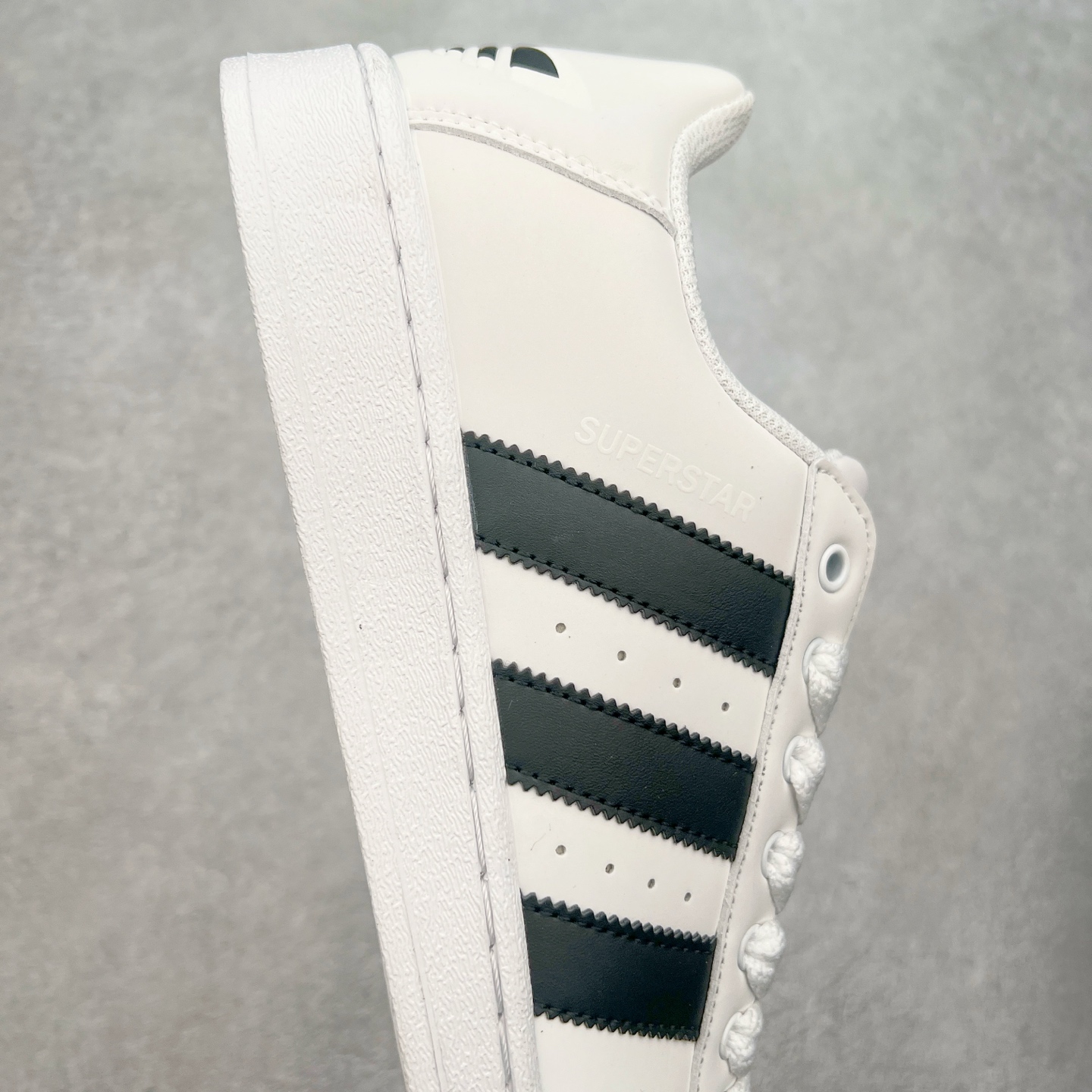 图片[6]-＃S1 AD Originals Superstar 经典复古贝壳头板鞋 IF1585 诞生于1969年 是第一双将全皮面鞋 身与橡胶鞋头结合在一起的低帮篮球鞋 Superstar最开始 是作为高帮篮球鞋Pro Model的低帮版本而出现的 但因为其独特和醒目的橡胶鞋头造型而让大家熟知 被大家形象地称为\\\”shelltoe\\\”贝壳头 在70年代的美国职业篮球场上 接近3/4的NBA球员都将这双Superstar作为场上用鞋 80年代之后 经过不断的改良和发展 Superstar逐渐成为横跨时装、音乐、街头文化、休闲和运动等各大领域的时尚潮鞋 尺码：36 36.5 37 38 38.5 39 40 40.5 41 42 42.5 43 44 44.5 45-选品中心