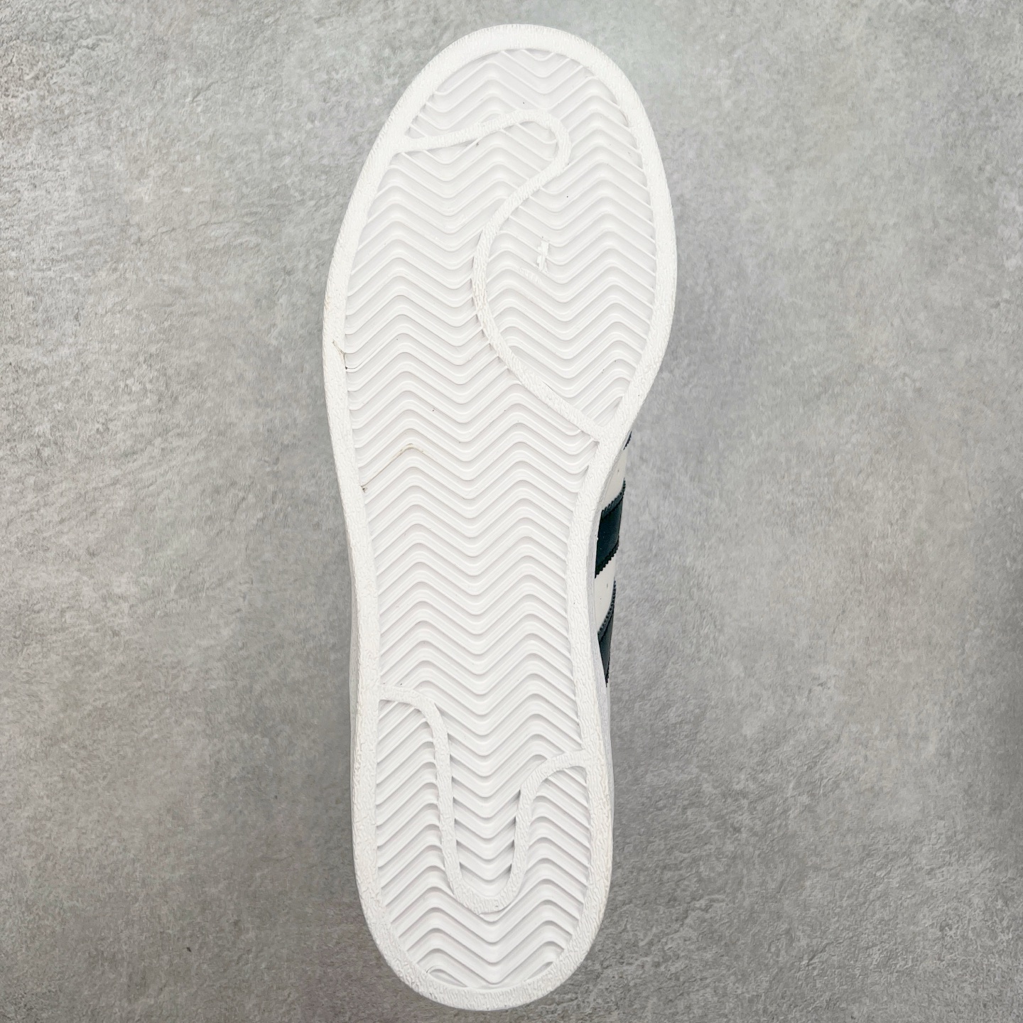 图片[9]-＃S1 AD Originals Superstar 经典复古贝壳头板鞋 IF1585 诞生于1969年 是第一双将全皮面鞋 身与橡胶鞋头结合在一起的低帮篮球鞋 Superstar最开始 是作为高帮篮球鞋Pro Model的低帮版本而出现的 但因为其独特和醒目的橡胶鞋头造型而让大家熟知 被大家形象地称为\\\”shelltoe\\\”贝壳头 在70年代的美国职业篮球场上 接近3/4的NBA球员都将这双Superstar作为场上用鞋 80年代之后 经过不断的改良和发展 Superstar逐渐成为横跨时装、音乐、街头文化、休闲和运动等各大领域的时尚潮鞋 尺码：36 36.5 37 38 38.5 39 40 40.5 41 42 42.5 43 44 44.5 45-选品中心