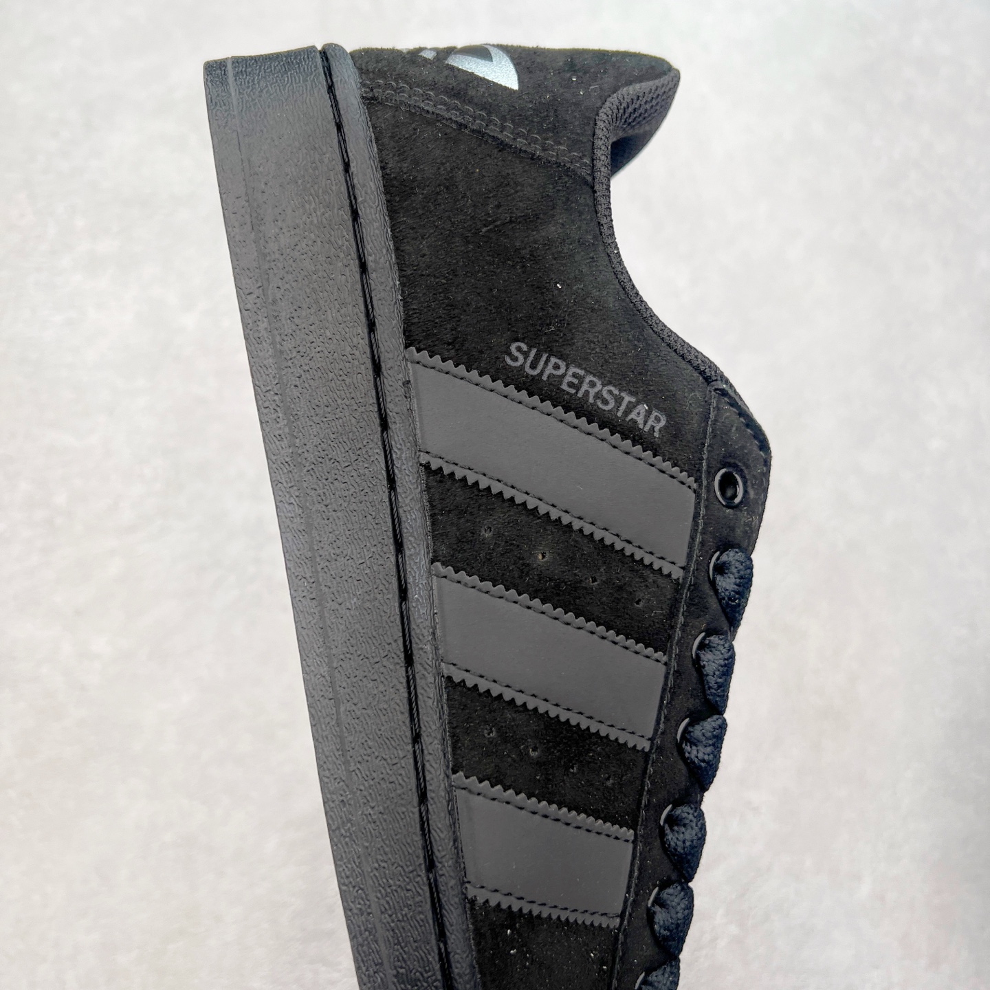 图片[6]-＃S1 AD Originals Superstar 经典复古贝壳头板鞋 IF7913 诞生于1969年 是第一双将全皮面鞋 身与橡胶鞋头结合在一起的低帮篮球鞋 Superstar最开始 是作为高帮篮球鞋Pro Model的低帮版本而出现的 但因为其独特和醒目的橡胶鞋头造型而让大家熟知 被大家形象地称为\\\”shelltoe\\\”贝壳头 在70年代的美国职业篮球场上 接近3/4的NBA球员都将这双Superstar作为场上用鞋 80年代之后 经过不断的改良和发展 Superstar逐渐成为横跨时装、音乐、街头文化、休闲和运动等各大领域的时尚潮鞋 尺码：36 36.5 37 38 38.5 39 40 40.5 41 42 42.5 43 44 44.5 45-选品中心