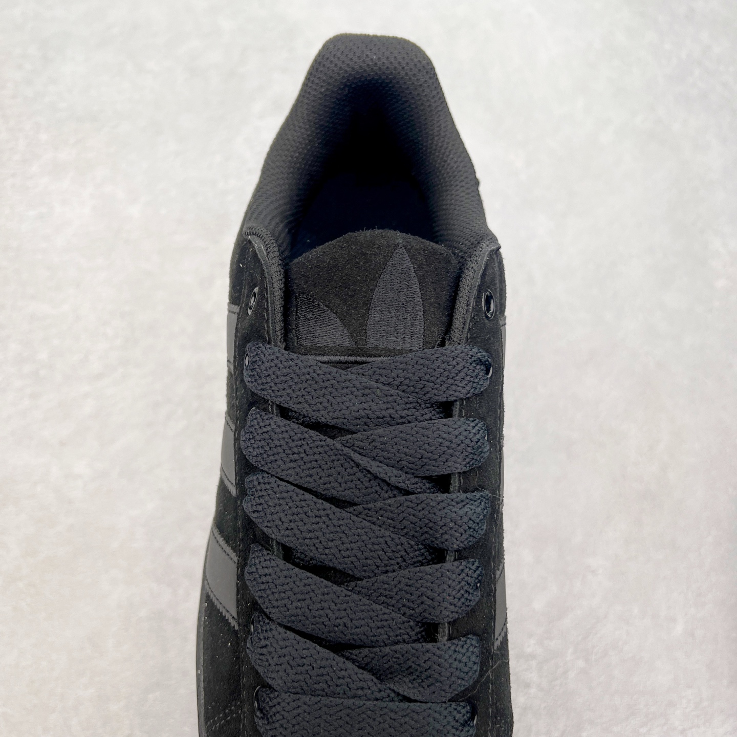 图片[5]-＃S1 AD Originals Superstar 经典复古贝壳头板鞋 IF7913 诞生于1969年 是第一双将全皮面鞋 身与橡胶鞋头结合在一起的低帮篮球鞋 Superstar最开始 是作为高帮篮球鞋Pro Model的低帮版本而出现的 但因为其独特和醒目的橡胶鞋头造型而让大家熟知 被大家形象地称为\\\”shelltoe\\\”贝壳头 在70年代的美国职业篮球场上 接近3/4的NBA球员都将这双Superstar作为场上用鞋 80年代之后 经过不断的改良和发展 Superstar逐渐成为横跨时装、音乐、街头文化、休闲和运动等各大领域的时尚潮鞋 尺码：36 36.5 37 38 38.5 39 40 40.5 41 42 42.5 43 44 44.5 45-选品中心