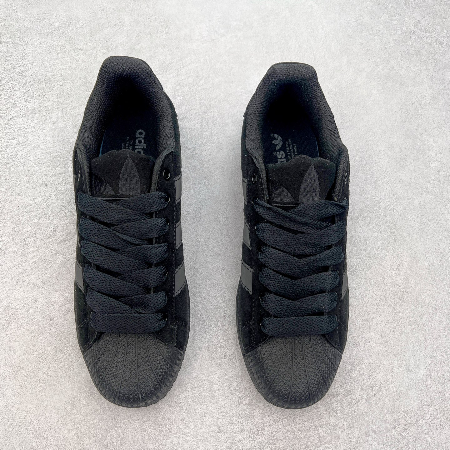 图片[2]-＃S1 AD Originals Superstar 经典复古贝壳头板鞋 IF7913 诞生于1969年 是第一双将全皮面鞋 身与橡胶鞋头结合在一起的低帮篮球鞋 Superstar最开始 是作为高帮篮球鞋Pro Model的低帮版本而出现的 但因为其独特和醒目的橡胶鞋头造型而让大家熟知 被大家形象地称为\\\”shelltoe\\\”贝壳头 在70年代的美国职业篮球场上 接近3/4的NBA球员都将这双Superstar作为场上用鞋 80年代之后 经过不断的改良和发展 Superstar逐渐成为横跨时装、音乐、街头文化、休闲和运动等各大领域的时尚潮鞋 尺码：36 36.5 37 38 38.5 39 40 40.5 41 42 42.5 43 44 44.5 45-选品中心