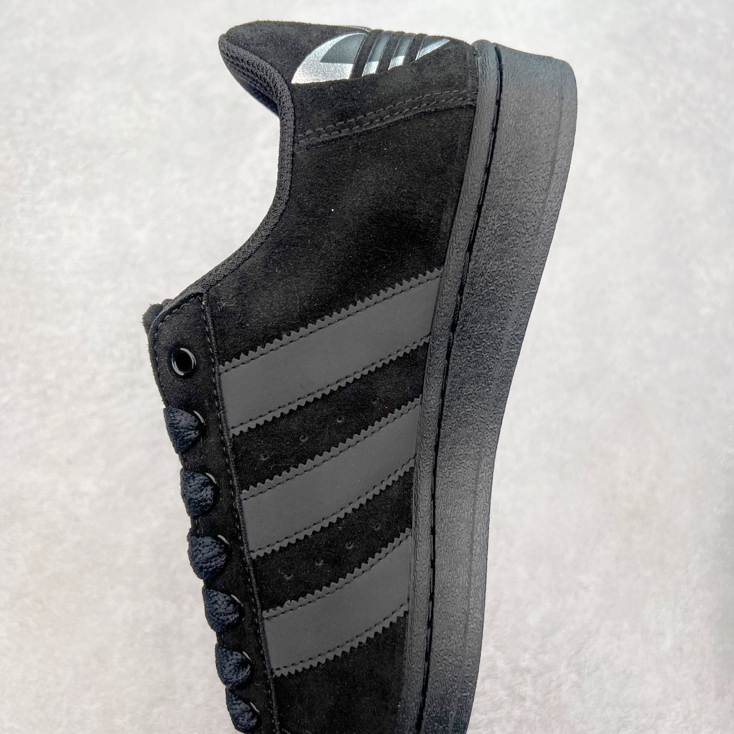 图片[7]-＃S1 AD Originals Superstar 经典复古贝壳头板鞋 IF7913 诞生于1969年 是第一双将全皮面鞋 身与橡胶鞋头结合在一起的低帮篮球鞋 Superstar最开始 是作为高帮篮球鞋Pro Model的低帮版本而出现的 但因为其独特和醒目的橡胶鞋头造型而让大家熟知 被大家形象地称为\\\”shelltoe\\\”贝壳头 在70年代的美国职业篮球场上 接近3/4的NBA球员都将这双Superstar作为场上用鞋 80年代之后 经过不断的改良和发展 Superstar逐渐成为横跨时装、音乐、街头文化、休闲和运动等各大领域的时尚潮鞋 尺码：36 36.5 37 38 38.5 39 40 40.5 41 42 42.5 43 44 44.5 45-选品中心