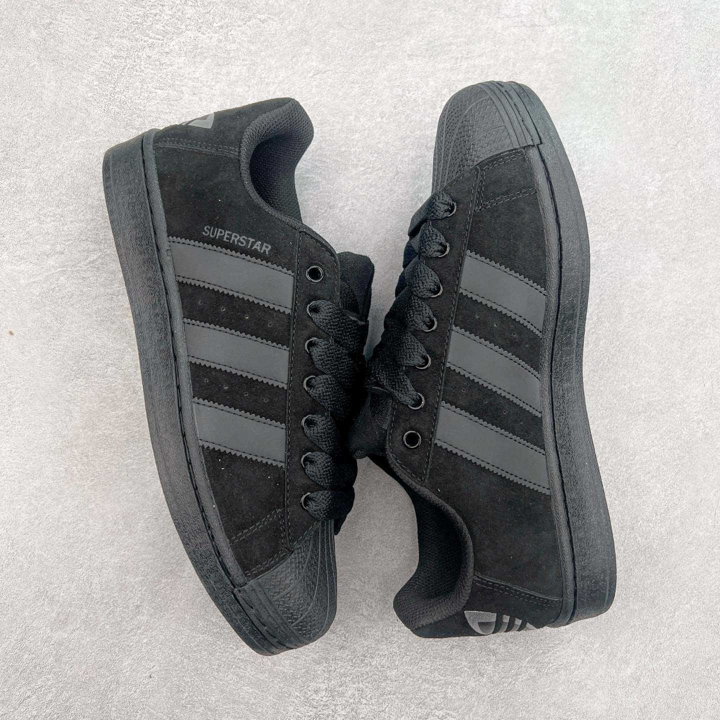 图片[3]-＃S1 AD Originals Superstar 经典复古贝壳头板鞋 IF7913 诞生于1969年 是第一双将全皮面鞋 身与橡胶鞋头结合在一起的低帮篮球鞋 Superstar最开始 是作为高帮篮球鞋Pro Model的低帮版本而出现的 但因为其独特和醒目的橡胶鞋头造型而让大家熟知 被大家形象地称为\\\”shelltoe\\\”贝壳头 在70年代的美国职业篮球场上 接近3/4的NBA球员都将这双Superstar作为场上用鞋 80年代之后 经过不断的改良和发展 Superstar逐渐成为横跨时装、音乐、街头文化、休闲和运动等各大领域的时尚潮鞋 尺码：36 36.5 37 38 38.5 39 40 40.5 41 42 42.5 43 44 44.5 45-选品中心