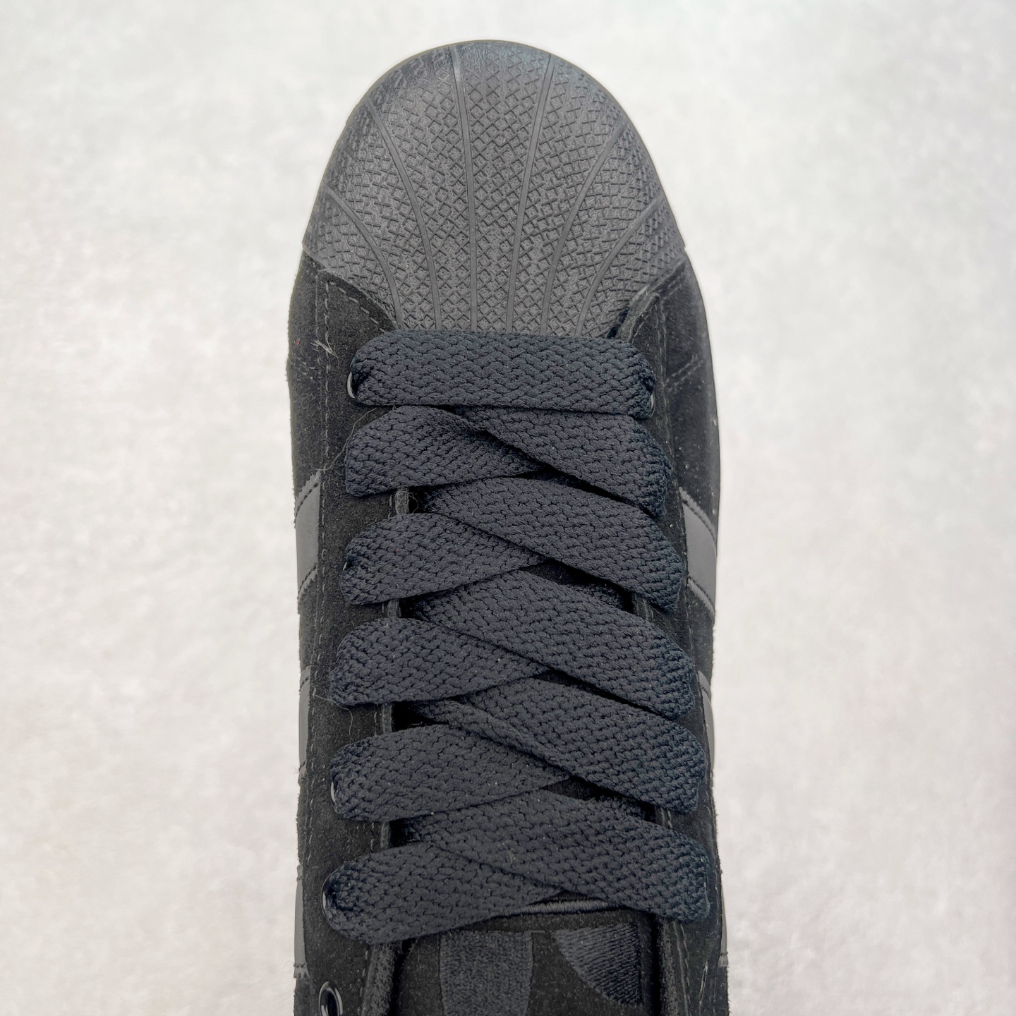 图片[4]-＃S1 AD Originals Superstar 经典复古贝壳头板鞋 IF7913 诞生于1969年 是第一双将全皮面鞋 身与橡胶鞋头结合在一起的低帮篮球鞋 Superstar最开始 是作为高帮篮球鞋Pro Model的低帮版本而出现的 但因为其独特和醒目的橡胶鞋头造型而让大家熟知 被大家形象地称为\\\”shelltoe\\\”贝壳头 在70年代的美国职业篮球场上 接近3/4的NBA球员都将这双Superstar作为场上用鞋 80年代之后 经过不断的改良和发展 Superstar逐渐成为横跨时装、音乐、街头文化、休闲和运动等各大领域的时尚潮鞋 尺码：36 36.5 37 38 38.5 39 40 40.5 41 42 42.5 43 44 44.5 45-选品中心