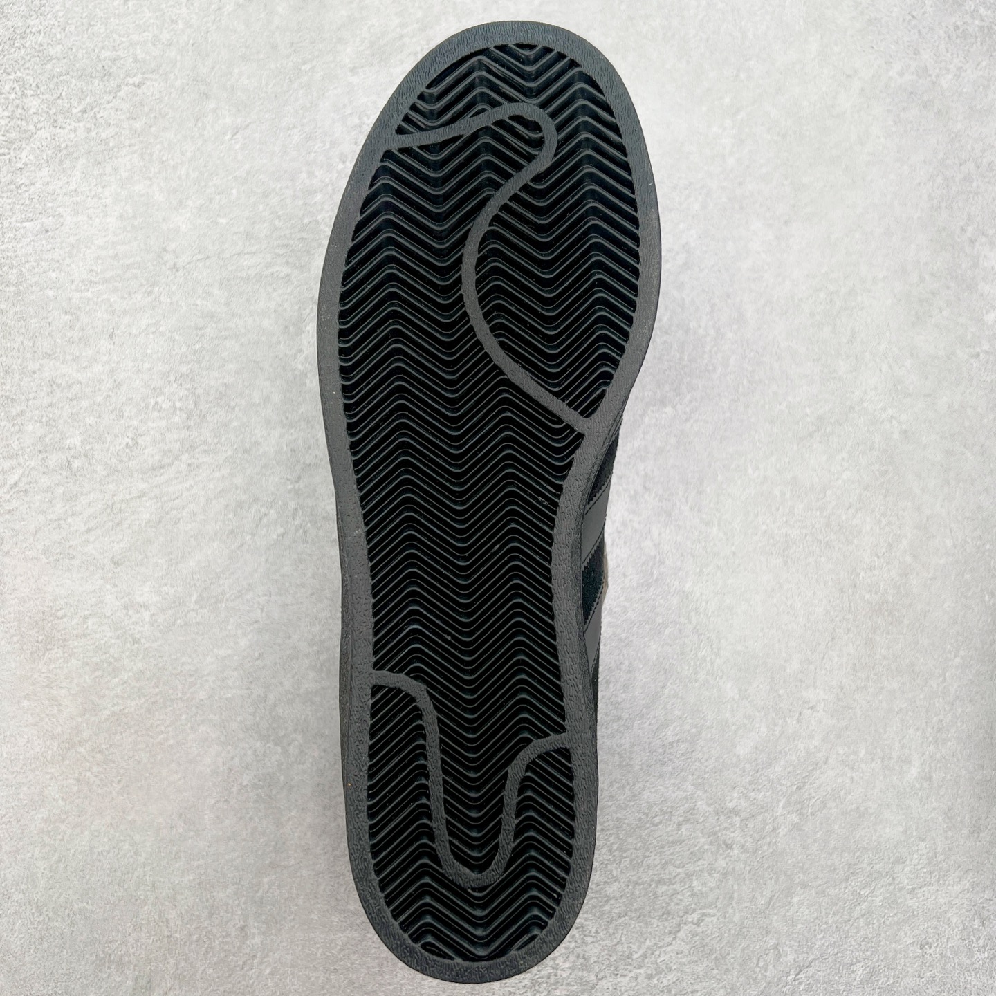 图片[9]-＃S1 AD Originals Superstar 经典复古贝壳头板鞋 IF7913 诞生于1969年 是第一双将全皮面鞋 身与橡胶鞋头结合在一起的低帮篮球鞋 Superstar最开始 是作为高帮篮球鞋Pro Model的低帮版本而出现的 但因为其独特和醒目的橡胶鞋头造型而让大家熟知 被大家形象地称为\\\”shelltoe\\\”贝壳头 在70年代的美国职业篮球场上 接近3/4的NBA球员都将这双Superstar作为场上用鞋 80年代之后 经过不断的改良和发展 Superstar逐渐成为横跨时装、音乐、街头文化、休闲和运动等各大领域的时尚潮鞋 尺码：36 36.5 37 38 38.5 39 40 40.5 41 42 42.5 43 44 44.5 45-选品中心