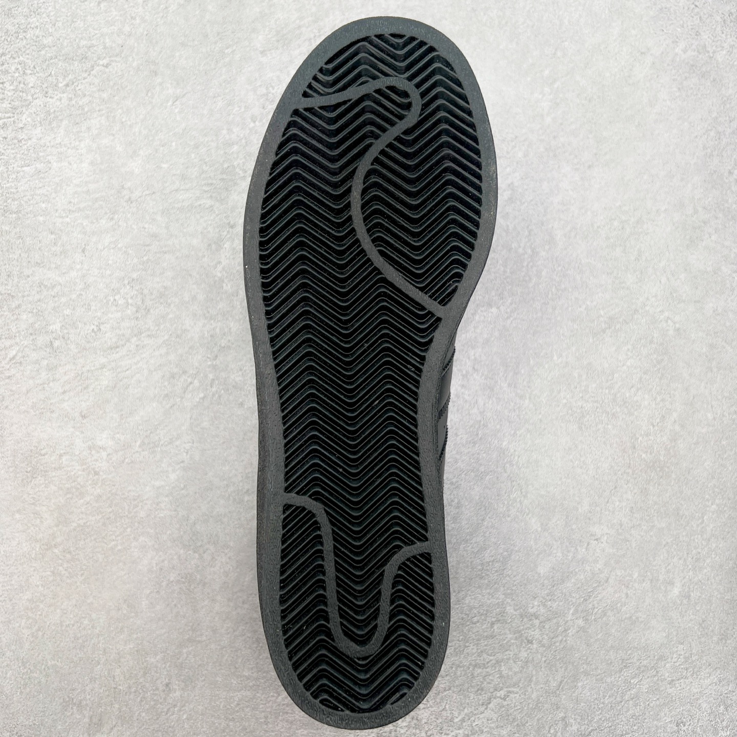 图片[9]-＃S1 AD Originals Superstar 经典复古贝壳头板鞋 ID3109 诞生于1969年 是第一双将全皮面鞋 身与橡胶鞋头结合在一起的低帮篮球鞋 Superstar最开始 是作为高帮篮球鞋Pro Model的低帮版本而出现的 但因为其独特和醒目的橡胶鞋头造型而让大家熟知 被大家形象地称为\\\”shelltoe\\\”贝壳头 在70年代的美国职业篮球场上 接近3/4的NBA球员都将这双Superstar作为场上用鞋 80年代之后 经过不断的改良和发展 Superstar逐渐成为横跨时装、音乐、街头文化、休闲和运动等各大领域的时尚潮鞋 尺码：36 36.5 37 38 38.5 39 40 40.5 41 42 42.5 43 44 44.5 45-选品中心