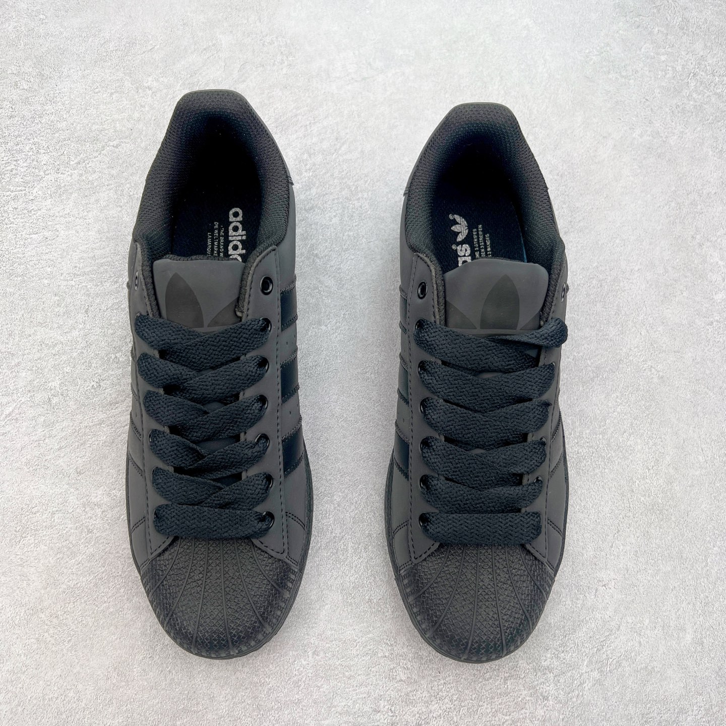 图片[2]-＃S1 AD Originals Superstar 经典复古贝壳头板鞋 ID3109 诞生于1969年 是第一双将全皮面鞋 身与橡胶鞋头结合在一起的低帮篮球鞋 Superstar最开始 是作为高帮篮球鞋Pro Model的低帮版本而出现的 但因为其独特和醒目的橡胶鞋头造型而让大家熟知 被大家形象地称为\\\”shelltoe\\\”贝壳头 在70年代的美国职业篮球场上 接近3/4的NBA球员都将这双Superstar作为场上用鞋 80年代之后 经过不断的改良和发展 Superstar逐渐成为横跨时装、音乐、街头文化、休闲和运动等各大领域的时尚潮鞋 尺码：36 36.5 37 38 38.5 39 40 40.5 41 42 42.5 43 44 44.5 45-选品中心