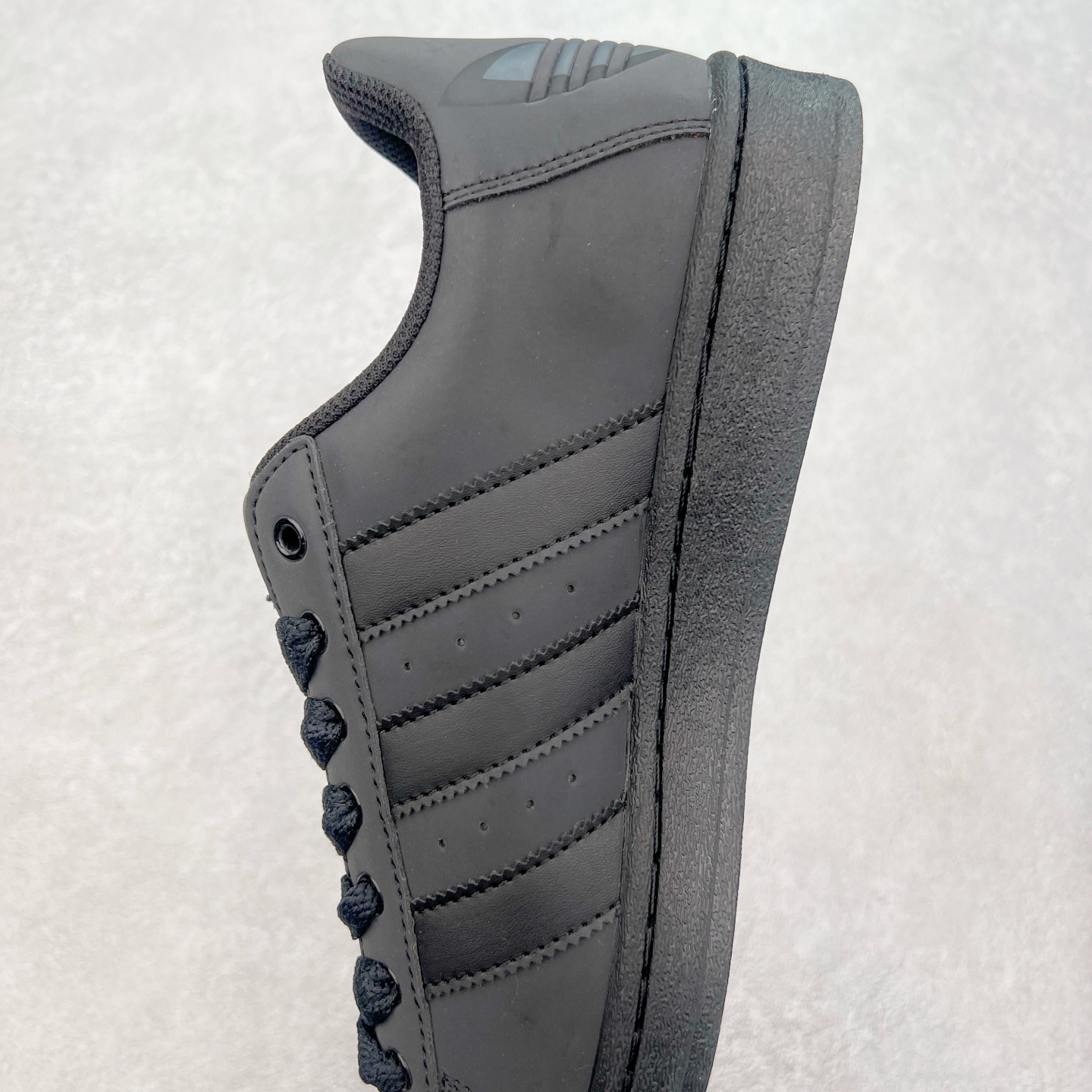 图片[7]-＃S1 AD Originals Superstar 经典复古贝壳头板鞋 ID3109 诞生于1969年 是第一双将全皮面鞋 身与橡胶鞋头结合在一起的低帮篮球鞋 Superstar最开始 是作为高帮篮球鞋Pro Model的低帮版本而出现的 但因为其独特和醒目的橡胶鞋头造型而让大家熟知 被大家形象地称为\\\”shelltoe\\\”贝壳头 在70年代的美国职业篮球场上 接近3/4的NBA球员都将这双Superstar作为场上用鞋 80年代之后 经过不断的改良和发展 Superstar逐渐成为横跨时装、音乐、街头文化、休闲和运动等各大领域的时尚潮鞋 尺码：36 36.5 37 38 38.5 39 40 40.5 41 42 42.5 43 44 44.5 45-选品中心