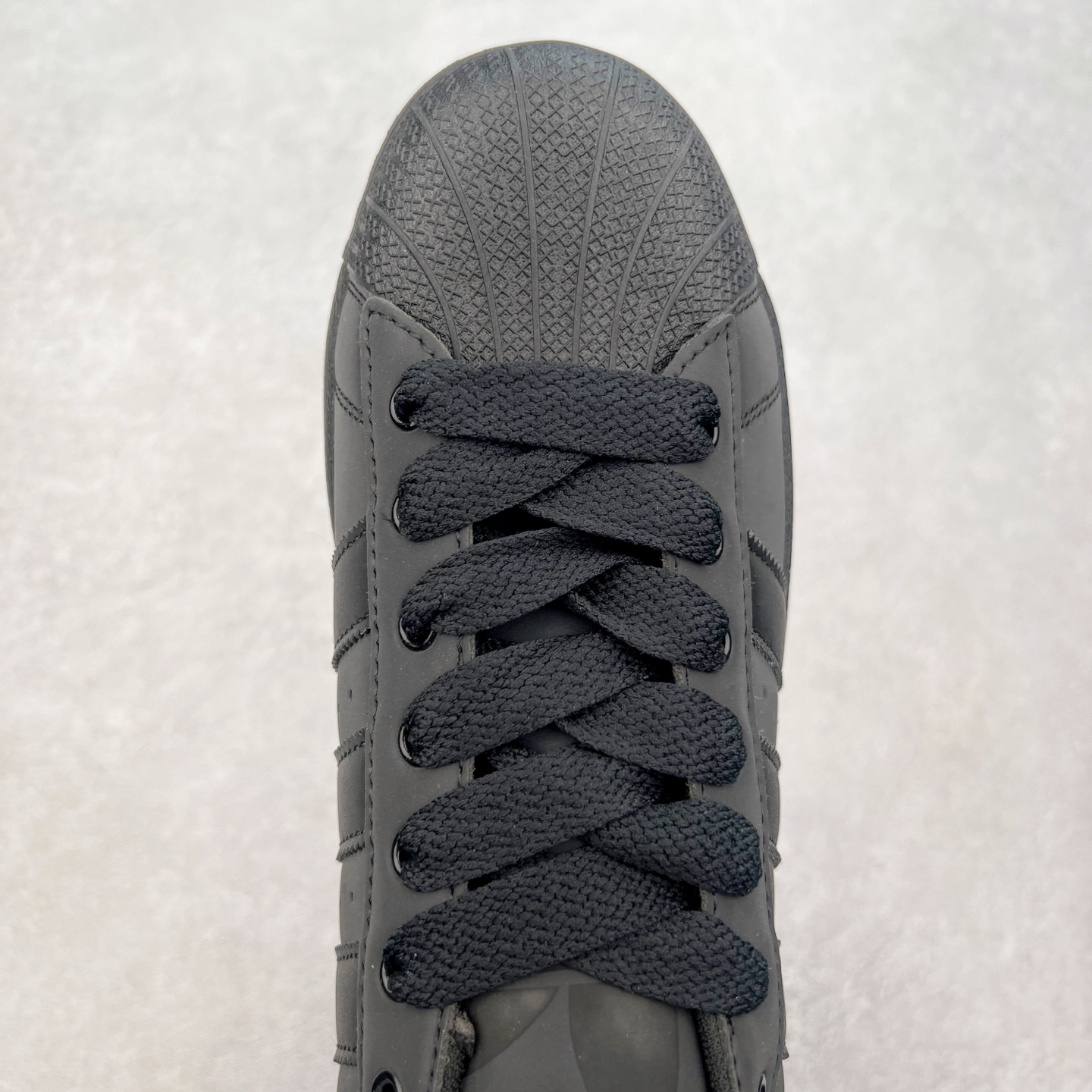 图片[4]-＃S1 AD Originals Superstar 经典复古贝壳头板鞋 ID3109 诞生于1969年 是第一双将全皮面鞋 身与橡胶鞋头结合在一起的低帮篮球鞋 Superstar最开始 是作为高帮篮球鞋Pro Model的低帮版本而出现的 但因为其独特和醒目的橡胶鞋头造型而让大家熟知 被大家形象地称为\\\”shelltoe\\\”贝壳头 在70年代的美国职业篮球场上 接近3/4的NBA球员都将这双Superstar作为场上用鞋 80年代之后 经过不断的改良和发展 Superstar逐渐成为横跨时装、音乐、街头文化、休闲和运动等各大领域的时尚潮鞋 尺码：36 36.5 37 38 38.5 39 40 40.5 41 42 42.5 43 44 44.5 45-选品中心