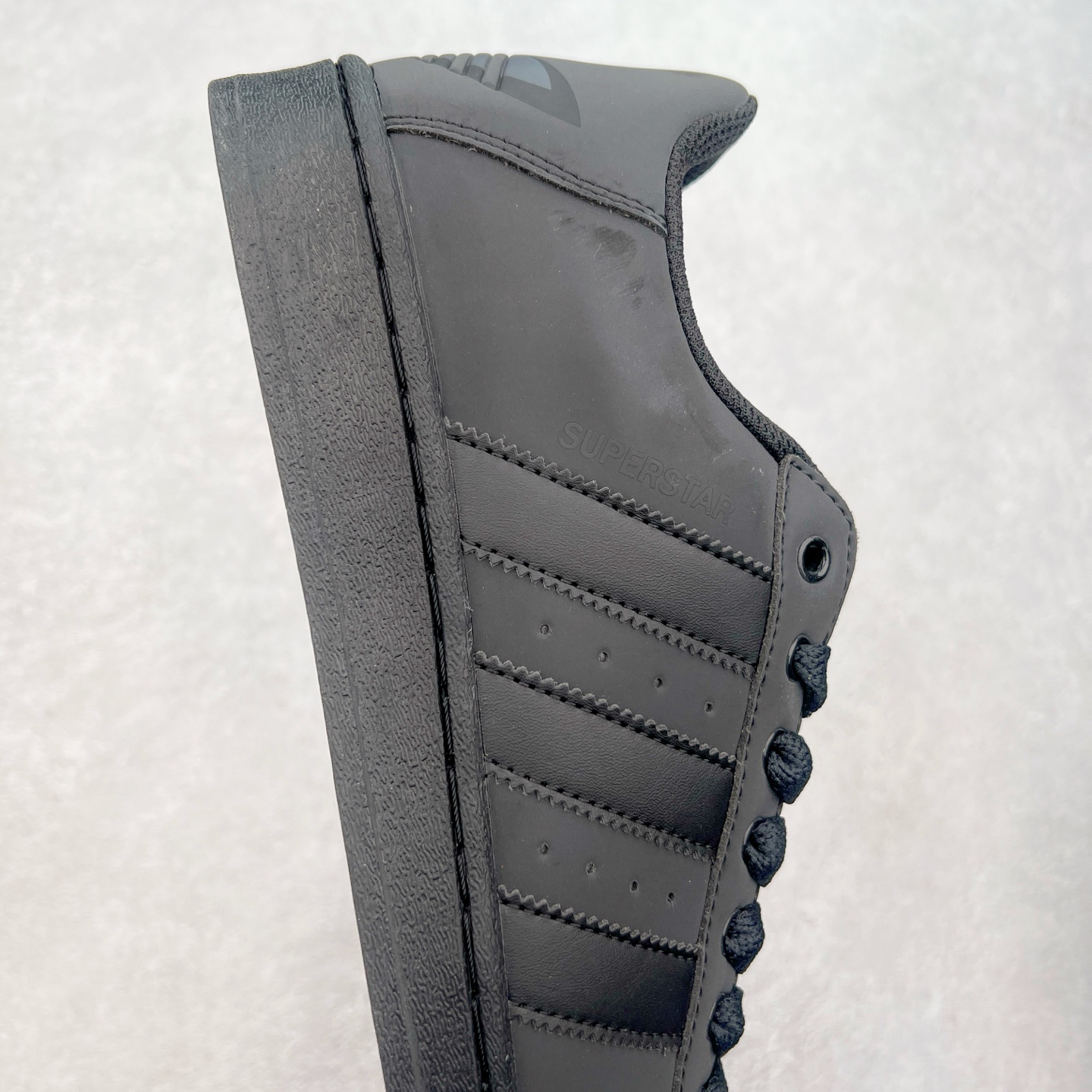 图片[6]-＃S1 AD Originals Superstar 经典复古贝壳头板鞋 ID3109 诞生于1969年 是第一双将全皮面鞋 身与橡胶鞋头结合在一起的低帮篮球鞋 Superstar最开始 是作为高帮篮球鞋Pro Model的低帮版本而出现的 但因为其独特和醒目的橡胶鞋头造型而让大家熟知 被大家形象地称为\\\”shelltoe\\\”贝壳头 在70年代的美国职业篮球场上 接近3/4的NBA球员都将这双Superstar作为场上用鞋 80年代之后 经过不断的改良和发展 Superstar逐渐成为横跨时装、音乐、街头文化、休闲和运动等各大领域的时尚潮鞋 尺码：36 36.5 37 38 38.5 39 40 40.5 41 42 42.5 43 44 44.5 45-选品中心