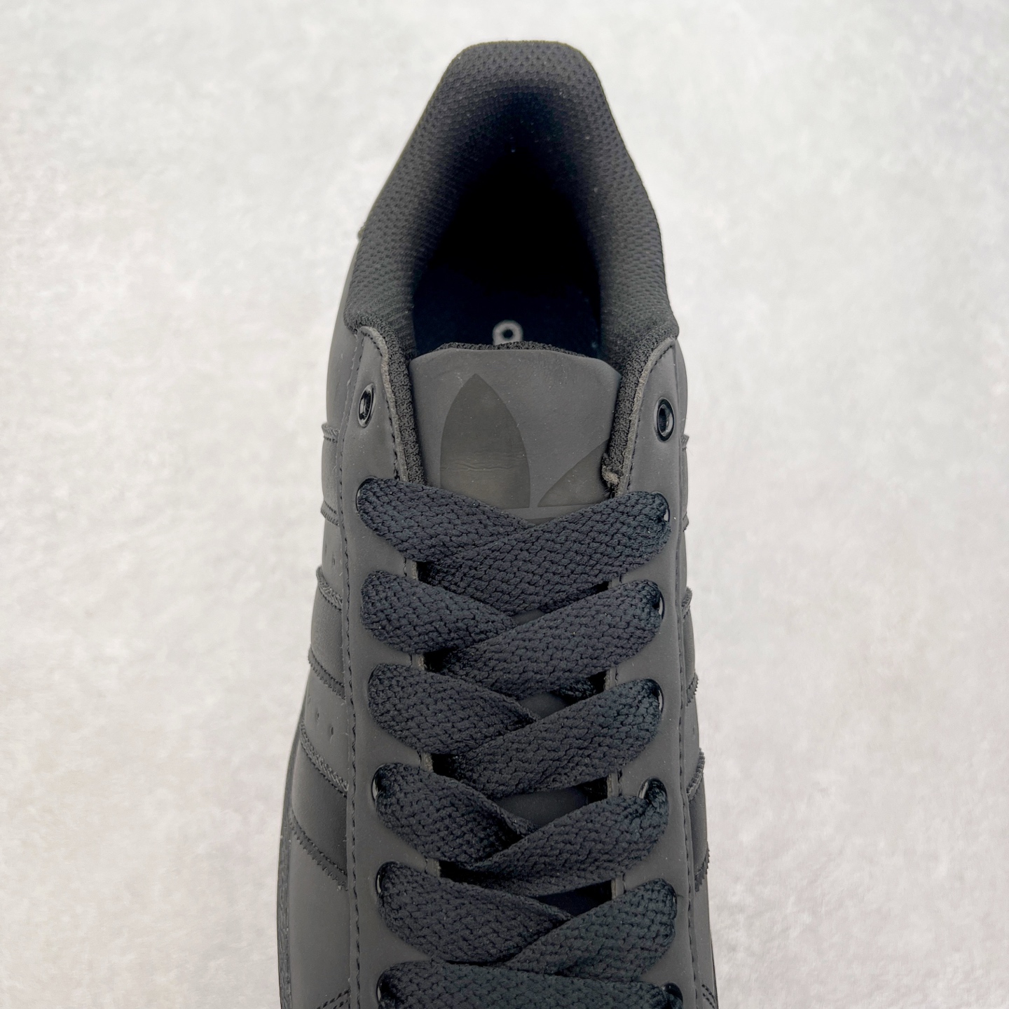 图片[5]-＃S1 AD Originals Superstar 经典复古贝壳头板鞋 ID3109 诞生于1969年 是第一双将全皮面鞋 身与橡胶鞋头结合在一起的低帮篮球鞋 Superstar最开始 是作为高帮篮球鞋Pro Model的低帮版本而出现的 但因为其独特和醒目的橡胶鞋头造型而让大家熟知 被大家形象地称为\\\”shelltoe\\\”贝壳头 在70年代的美国职业篮球场上 接近3/4的NBA球员都将这双Superstar作为场上用鞋 80年代之后 经过不断的改良和发展 Superstar逐渐成为横跨时装、音乐、街头文化、休闲和运动等各大领域的时尚潮鞋 尺码：36 36.5 37 38 38.5 39 40 40.5 41 42 42.5 43 44 44.5 45-选品中心