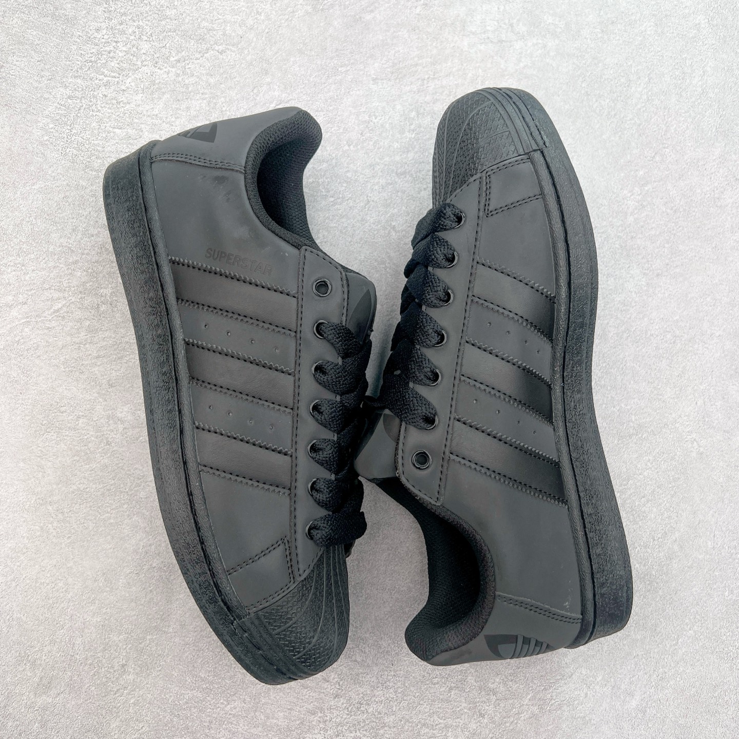 图片[3]-＃S1 AD Originals Superstar 经典复古贝壳头板鞋 ID3109 诞生于1969年 是第一双将全皮面鞋 身与橡胶鞋头结合在一起的低帮篮球鞋 Superstar最开始 是作为高帮篮球鞋Pro Model的低帮版本而出现的 但因为其独特和醒目的橡胶鞋头造型而让大家熟知 被大家形象地称为\\\”shelltoe\\\”贝壳头 在70年代的美国职业篮球场上 接近3/4的NBA球员都将这双Superstar作为场上用鞋 80年代之后 经过不断的改良和发展 Superstar逐渐成为横跨时装、音乐、街头文化、休闲和运动等各大领域的时尚潮鞋 尺码：36 36.5 37 38 38.5 39 40 40.5 41 42 42.5 43 44 44.5 45-选品中心