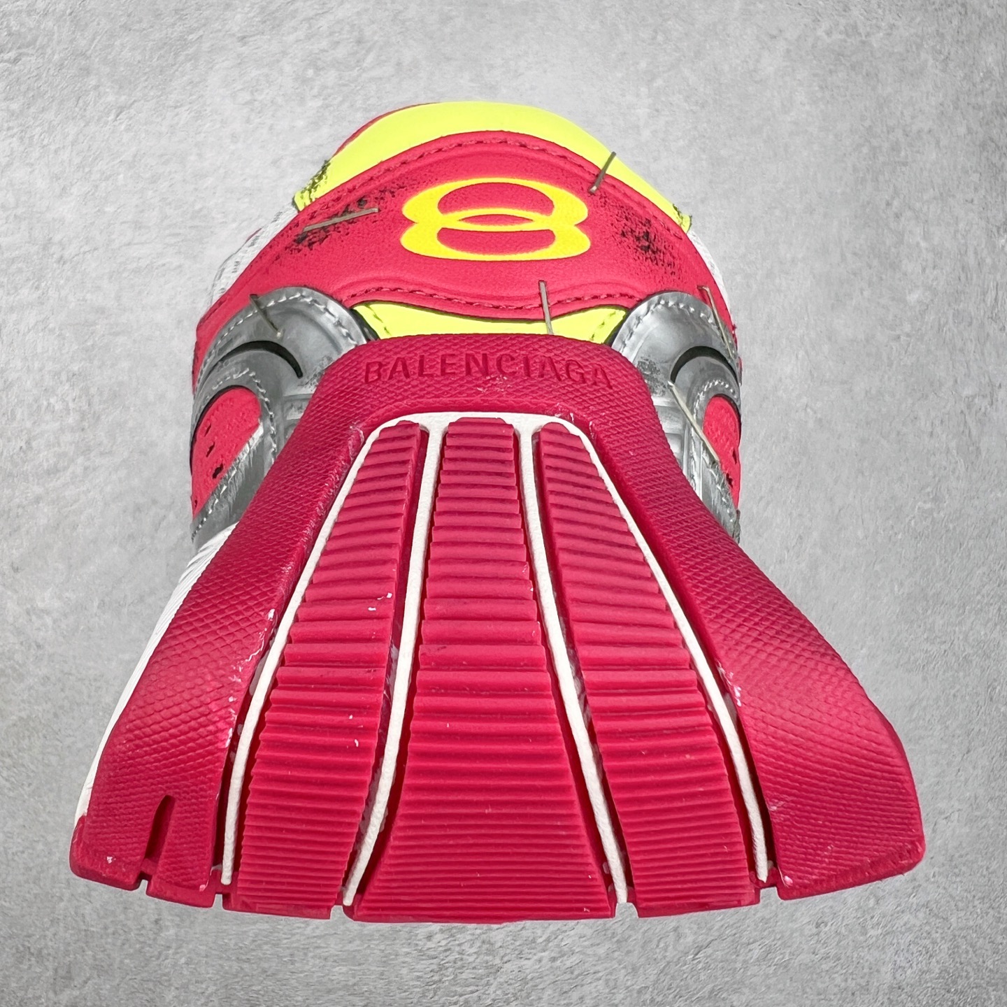 图片[8]-＃VG BALENCIAGA Stapler Sneakers 巴黎世家订书机鞋网布系带低帮走秀复古老爹鞋 圈内最强巴黎 尺码大小一比一还原Zp 区别其他工厂缩小两个号码 全套原纸板楦头开发 最原汁原味的灵魂版型 全鞋荧光划线卡点 胶水把控整洁度追求极致完美 每一双都是工艺品 多重QC质检 超越公司货的品控标准 实实在在的免检产品 原盒原配 正确字体电绣 粗细、位置、大小正确 侧边TPU 透气孔匹配意产原版 正确分离大底 TPU软底 原版一致大底LOGO 立体感十足 原厂皮料水洗做旧 采购原厂网纱 不含皮革 网布材料和聚氨酯 磨损效果 展现品牌对于新潮事物的热情 这款鞋子拥有巨大尺寸和醒目设计 符合当下”老爹鞋”的趋势 鞋子采用银灰配色 营造出低调而不失华丽的效果 10XL的尺码使它成为市场中最显眼的存在 适合追求个性化的人群 Balenciaga始终站在时尚前沿 此次发布的产品再次体现了他们的创新能力 偏大两码 尺码：35 36 37 38 39 40 41 42 43 44 45 46-选品中心