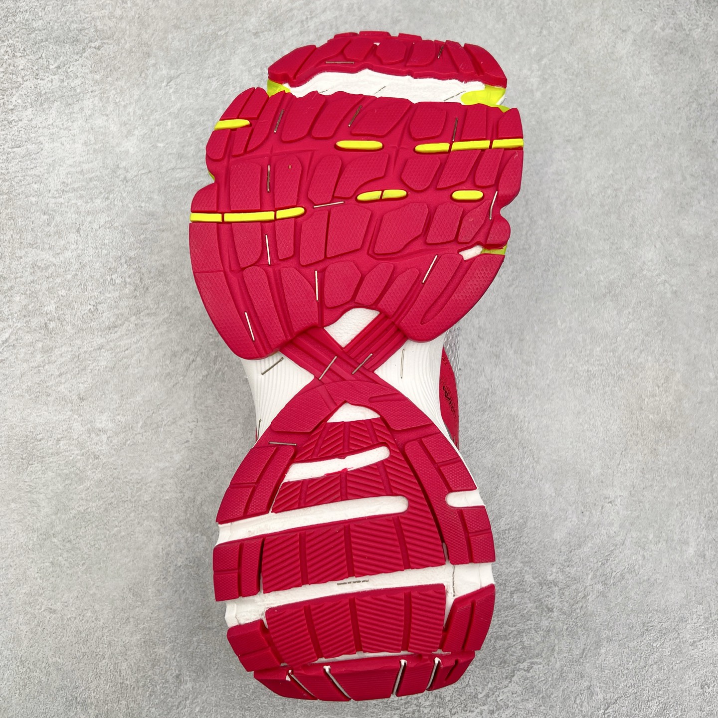 图片[9]-＃VG BALENCIAGA Stapler Sneakers 巴黎世家订书机鞋网布系带低帮走秀复古老爹鞋 圈内最强巴黎 尺码大小一比一还原Zp 区别其他工厂缩小两个号码 全套原纸板楦头开发 最原汁原味的灵魂版型 全鞋荧光划线卡点 胶水把控整洁度追求极致完美 每一双都是工艺品 多重QC质检 超越公司货的品控标准 实实在在的免检产品 原盒原配 正确字体电绣 粗细、位置、大小正确 侧边TPU 透气孔匹配意产原版 正确分离大底 TPU软底 原版一致大底LOGO 立体感十足 原厂皮料水洗做旧 采购原厂网纱 不含皮革 网布材料和聚氨酯 磨损效果 展现品牌对于新潮事物的热情 这款鞋子拥有巨大尺寸和醒目设计 符合当下”老爹鞋”的趋势 鞋子采用银灰配色 营造出低调而不失华丽的效果 10XL的尺码使它成为市场中最显眼的存在 适合追求个性化的人群 Balenciaga始终站在时尚前沿 此次发布的产品再次体现了他们的创新能力 偏大两码 尺码：35 36 37 38 39 40 41 42 43 44 45 46-选品中心