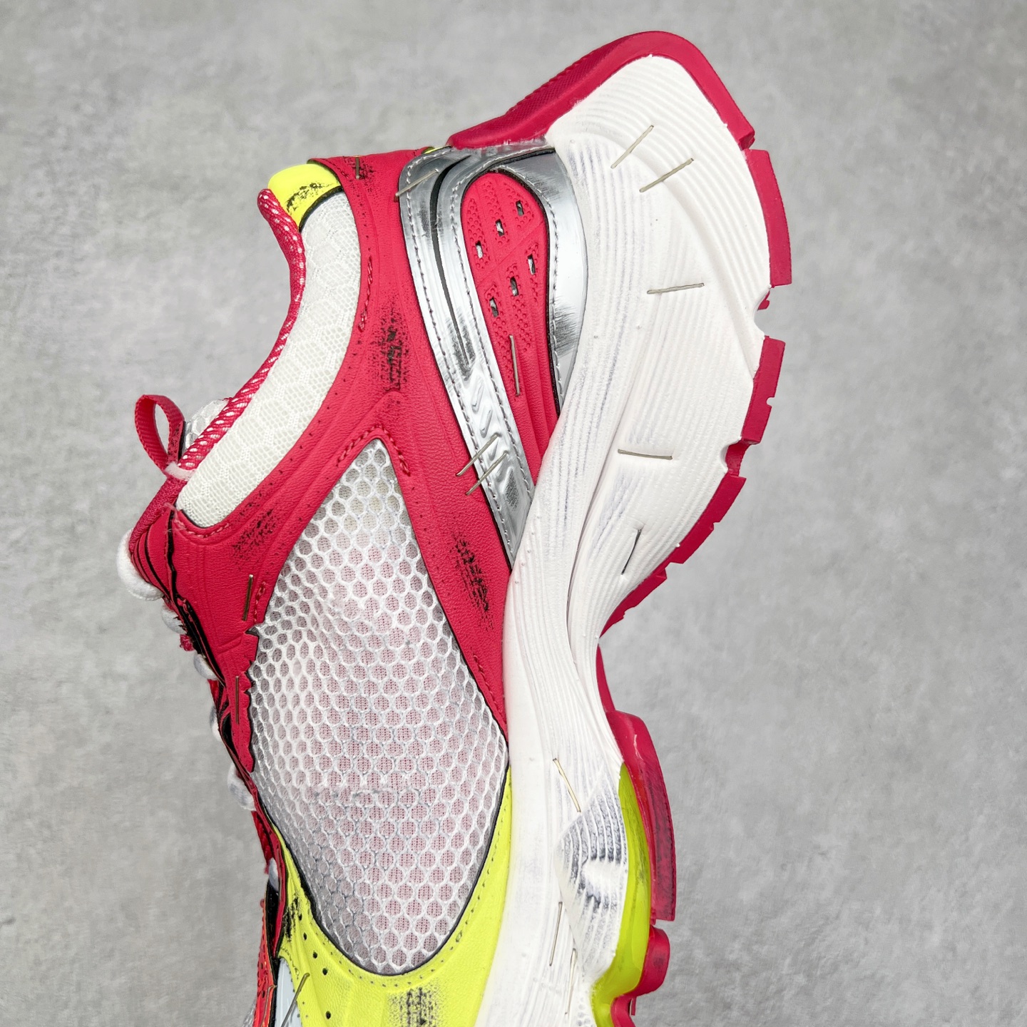 图片[7]-＃VG BALENCIAGA Stapler Sneakers 巴黎世家订书机鞋网布系带低帮走秀复古老爹鞋 圈内最强巴黎 尺码大小一比一还原Zp 区别其他工厂缩小两个号码 全套原纸板楦头开发 最原汁原味的灵魂版型 全鞋荧光划线卡点 胶水把控整洁度追求极致完美 每一双都是工艺品 多重QC质检 超越公司货的品控标准 实实在在的免检产品 原盒原配 正确字体电绣 粗细、位置、大小正确 侧边TPU 透气孔匹配意产原版 正确分离大底 TPU软底 原版一致大底LOGO 立体感十足 原厂皮料水洗做旧 采购原厂网纱 不含皮革 网布材料和聚氨酯 磨损效果 展现品牌对于新潮事物的热情 这款鞋子拥有巨大尺寸和醒目设计 符合当下”老爹鞋”的趋势 鞋子采用银灰配色 营造出低调而不失华丽的效果 10XL的尺码使它成为市场中最显眼的存在 适合追求个性化的人群 Balenciaga始终站在时尚前沿 此次发布的产品再次体现了他们的创新能力 偏大两码 尺码：35 36 37 38 39 40 41 42 43 44 45 46-选品中心