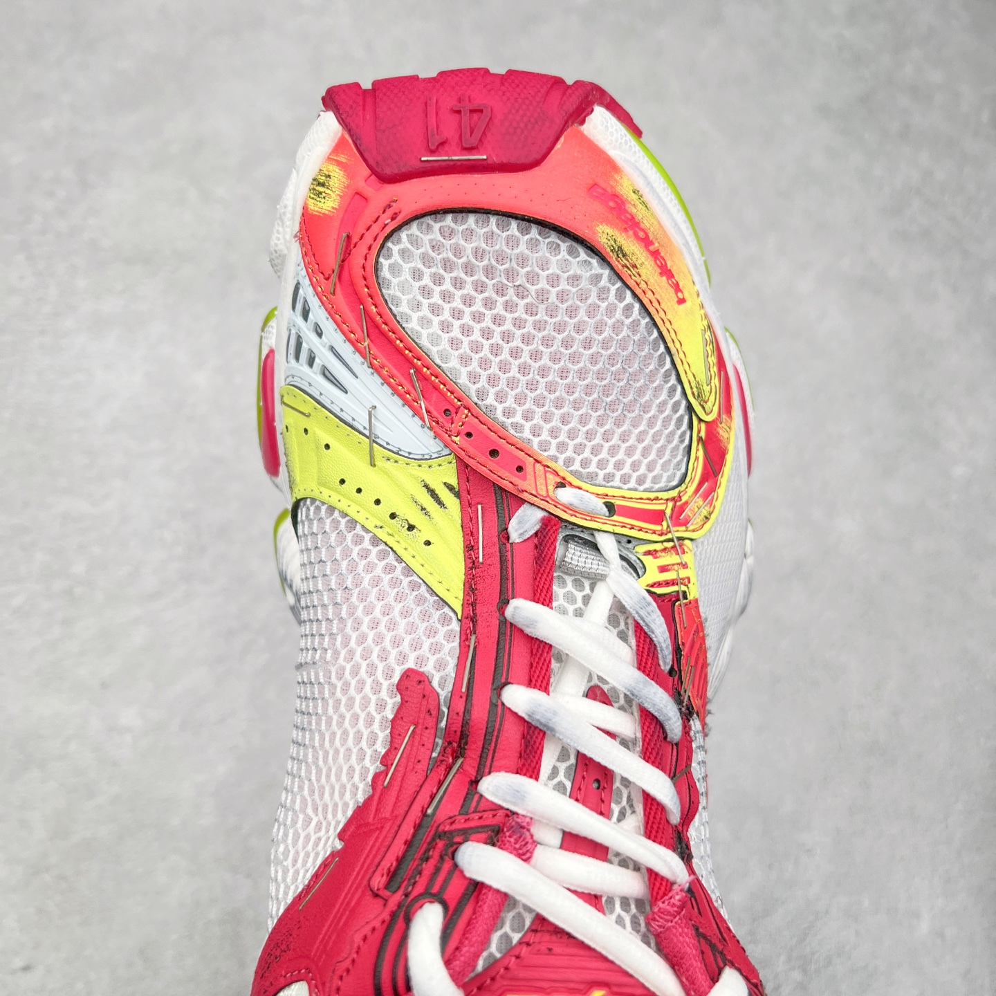 图片[4]-＃VG BALENCIAGA Stapler Sneakers 巴黎世家订书机鞋网布系带低帮走秀复古老爹鞋 圈内最强巴黎 尺码大小一比一还原Zp 区别其他工厂缩小两个号码 全套原纸板楦头开发 最原汁原味的灵魂版型 全鞋荧光划线卡点 胶水把控整洁度追求极致完美 每一双都是工艺品 多重QC质检 超越公司货的品控标准 实实在在的免检产品 原盒原配 正确字体电绣 粗细、位置、大小正确 侧边TPU 透气孔匹配意产原版 正确分离大底 TPU软底 原版一致大底LOGO 立体感十足 原厂皮料水洗做旧 采购原厂网纱 不含皮革 网布材料和聚氨酯 磨损效果 展现品牌对于新潮事物的热情 这款鞋子拥有巨大尺寸和醒目设计 符合当下”老爹鞋”的趋势 鞋子采用银灰配色 营造出低调而不失华丽的效果 10XL的尺码使它成为市场中最显眼的存在 适合追求个性化的人群 Balenciaga始终站在时尚前沿 此次发布的产品再次体现了他们的创新能力 偏大两码 尺码：35 36 37 38 39 40 41 42 43 44 45 46-选品中心