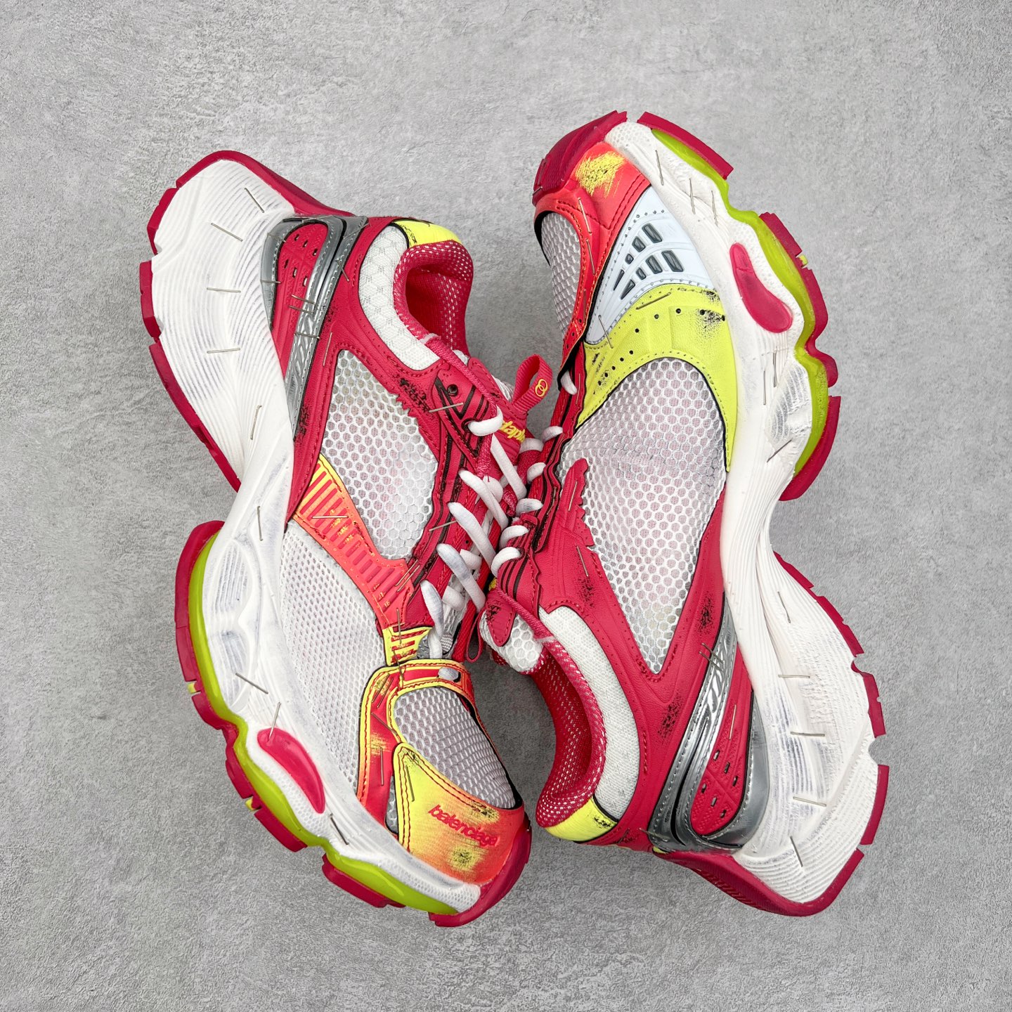 图片[3]-＃VG BALENCIAGA Stapler Sneakers 巴黎世家订书机鞋网布系带低帮走秀复古老爹鞋 圈内最强巴黎 尺码大小一比一还原Zp 区别其他工厂缩小两个号码 全套原纸板楦头开发 最原汁原味的灵魂版型 全鞋荧光划线卡点 胶水把控整洁度追求极致完美 每一双都是工艺品 多重QC质检 超越公司货的品控标准 实实在在的免检产品 原盒原配 正确字体电绣 粗细、位置、大小正确 侧边TPU 透气孔匹配意产原版 正确分离大底 TPU软底 原版一致大底LOGO 立体感十足 原厂皮料水洗做旧 采购原厂网纱 不含皮革 网布材料和聚氨酯 磨损效果 展现品牌对于新潮事物的热情 这款鞋子拥有巨大尺寸和醒目设计 符合当下”老爹鞋”的趋势 鞋子采用银灰配色 营造出低调而不失华丽的效果 10XL的尺码使它成为市场中最显眼的存在 适合追求个性化的人群 Balenciaga始终站在时尚前沿 此次发布的产品再次体现了他们的创新能力 偏大两码 尺码：35 36 37 38 39 40 41 42 43 44 45 46-选品中心