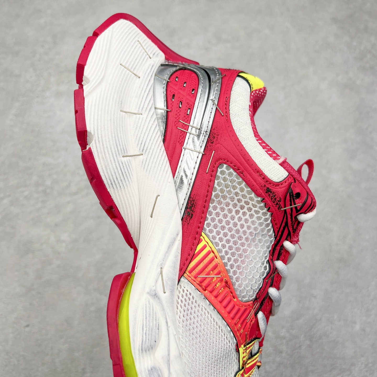 图片[6]-＃VG BALENCIAGA Stapler Sneakers 巴黎世家订书机鞋网布系带低帮走秀复古老爹鞋 圈内最强巴黎 尺码大小一比一还原Zp 区别其他工厂缩小两个号码 全套原纸板楦头开发 最原汁原味的灵魂版型 全鞋荧光划线卡点 胶水把控整洁度追求极致完美 每一双都是工艺品 多重QC质检 超越公司货的品控标准 实实在在的免检产品 原盒原配 正确字体电绣 粗细、位置、大小正确 侧边TPU 透气孔匹配意产原版 正确分离大底 TPU软底 原版一致大底LOGO 立体感十足 原厂皮料水洗做旧 采购原厂网纱 不含皮革 网布材料和聚氨酯 磨损效果 展现品牌对于新潮事物的热情 这款鞋子拥有巨大尺寸和醒目设计 符合当下”老爹鞋”的趋势 鞋子采用银灰配色 营造出低调而不失华丽的效果 10XL的尺码使它成为市场中最显眼的存在 适合追求个性化的人群 Balenciaga始终站在时尚前沿 此次发布的产品再次体现了他们的创新能力 偏大两码 尺码：35 36 37 38 39 40 41 42 43 44 45 46-选品中心