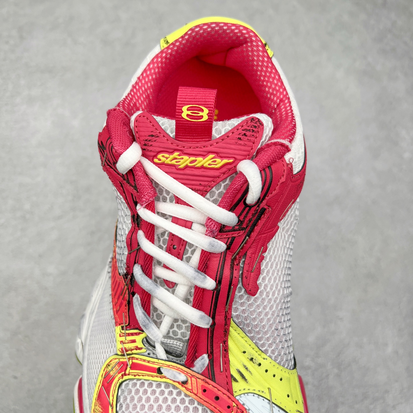 图片[5]-＃VG BALENCIAGA Stapler Sneakers 巴黎世家订书机鞋网布系带低帮走秀复古老爹鞋 圈内最强巴黎 尺码大小一比一还原Zp 区别其他工厂缩小两个号码 全套原纸板楦头开发 最原汁原味的灵魂版型 全鞋荧光划线卡点 胶水把控整洁度追求极致完美 每一双都是工艺品 多重QC质检 超越公司货的品控标准 实实在在的免检产品 原盒原配 正确字体电绣 粗细、位置、大小正确 侧边TPU 透气孔匹配意产原版 正确分离大底 TPU软底 原版一致大底LOGO 立体感十足 原厂皮料水洗做旧 采购原厂网纱 不含皮革 网布材料和聚氨酯 磨损效果 展现品牌对于新潮事物的热情 这款鞋子拥有巨大尺寸和醒目设计 符合当下”老爹鞋”的趋势 鞋子采用银灰配色 营造出低调而不失华丽的效果 10XL的尺码使它成为市场中最显眼的存在 适合追求个性化的人群 Balenciaga始终站在时尚前沿 此次发布的产品再次体现了他们的创新能力 偏大两码 尺码：35 36 37 38 39 40 41 42 43 44 45 46-选品中心