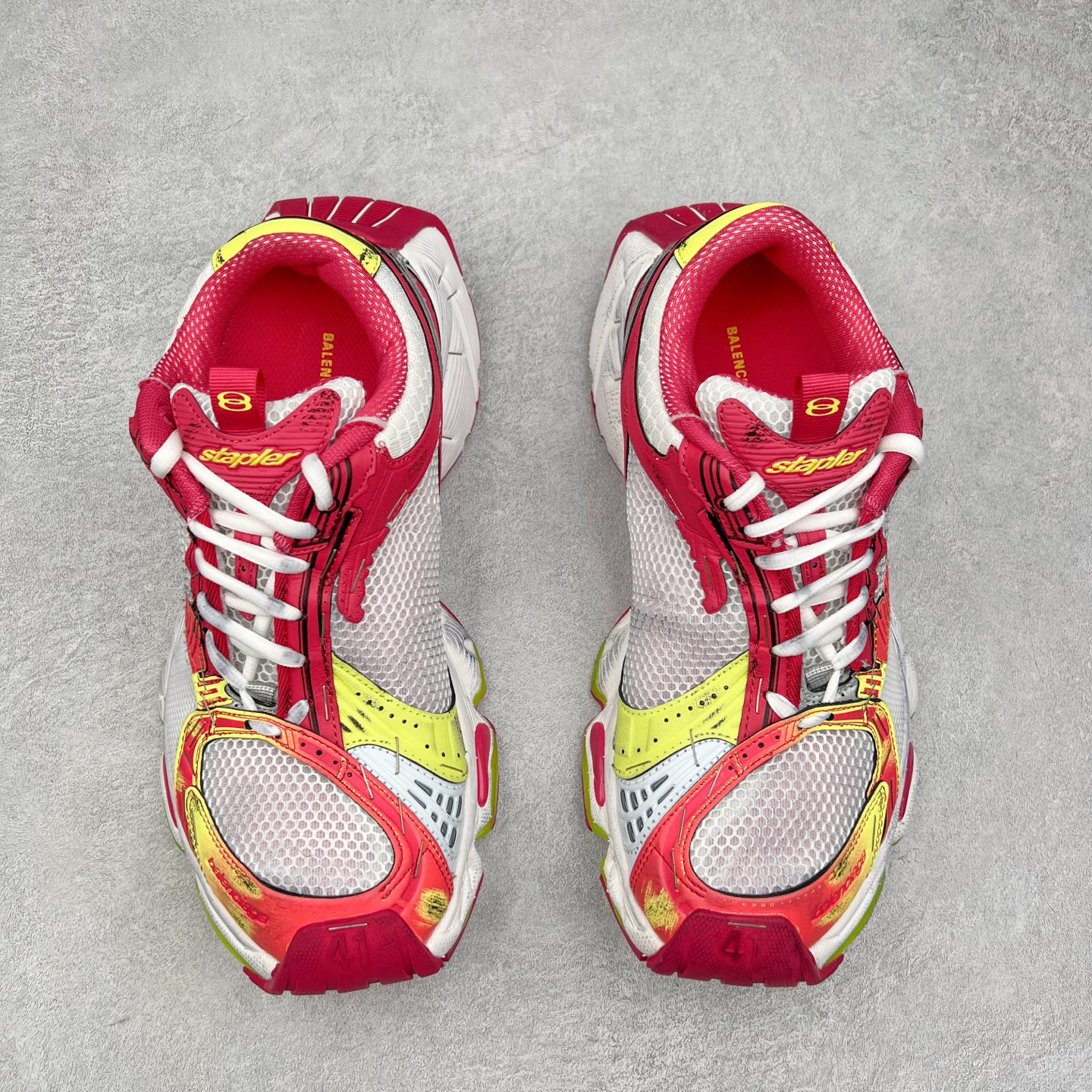 图片[2]-＃VG BALENCIAGA Stapler Sneakers 巴黎世家订书机鞋网布系带低帮走秀复古老爹鞋 圈内最强巴黎 尺码大小一比一还原Zp 区别其他工厂缩小两个号码 全套原纸板楦头开发 最原汁原味的灵魂版型 全鞋荧光划线卡点 胶水把控整洁度追求极致完美 每一双都是工艺品 多重QC质检 超越公司货的品控标准 实实在在的免检产品 原盒原配 正确字体电绣 粗细、位置、大小正确 侧边TPU 透气孔匹配意产原版 正确分离大底 TPU软底 原版一致大底LOGO 立体感十足 原厂皮料水洗做旧 采购原厂网纱 不含皮革 网布材料和聚氨酯 磨损效果 展现品牌对于新潮事物的热情 这款鞋子拥有巨大尺寸和醒目设计 符合当下”老爹鞋”的趋势 鞋子采用银灰配色 营造出低调而不失华丽的效果 10XL的尺码使它成为市场中最显眼的存在 适合追求个性化的人群 Balenciaga始终站在时尚前沿 此次发布的产品再次体现了他们的创新能力 偏大两码 尺码：35 36 37 38 39 40 41 42 43 44 45 46-选品中心