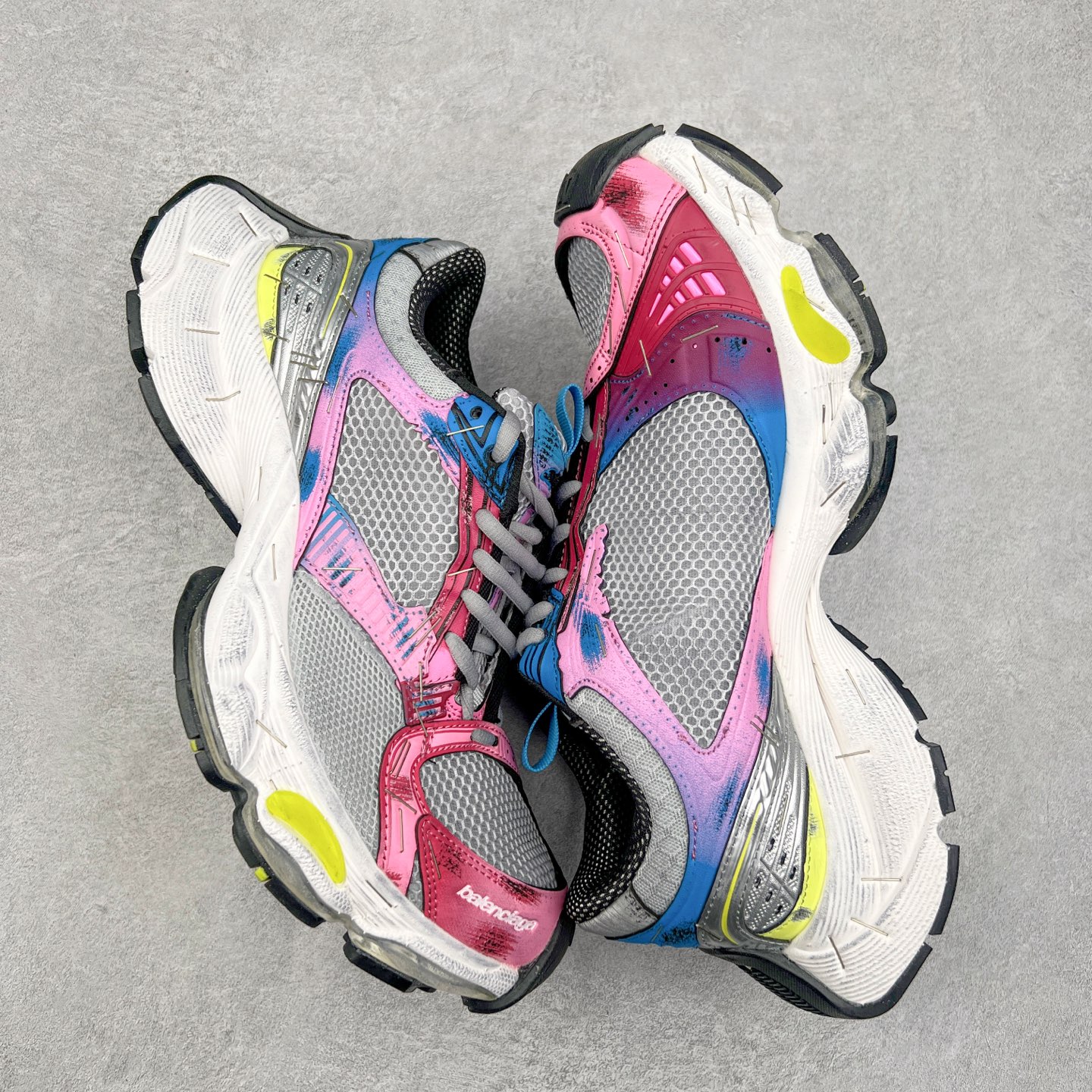 图片[3]-＃VG BALENCIAGA Stapler Sneakers 巴黎世家订书机鞋网布系带低帮走秀复古老爹鞋 圈内最强巴黎 尺码大小一比一还原Zp 区别其他工厂缩小两个号码 全套原纸板楦头开发 最原汁原味的灵魂版型 全鞋荧光划线卡点 胶水把控整洁度追求极致完美 每一双都是工艺品 多重QC质检 超越公司货的品控标准 实实在在的免检产品 原盒原配 正确字体电绣 粗细、位置、大小正确 侧边TPU 透气孔匹配意产原版 正确分离大底 TPU软底 原版一致大底LOGO 立体感十足 原厂皮料水洗做旧 采购原厂网纱 不含皮革 网布材料和聚氨酯 磨损效果 展现品牌对于新潮事物的热情 这款鞋子拥有巨大尺寸和醒目设计 符合当下”老爹鞋”的趋势 鞋子采用银灰配色 营造出低调而不失华丽的效果 10XL的尺码使它成为市场中最显眼的存在 适合追求个性化的人群 Balenciaga始终站在时尚前沿 此次发布的产品再次体现了他们的创新能力 偏大两码 尺码：35 36 37 38 39 40 41 42 43 44 45 46-选品中心