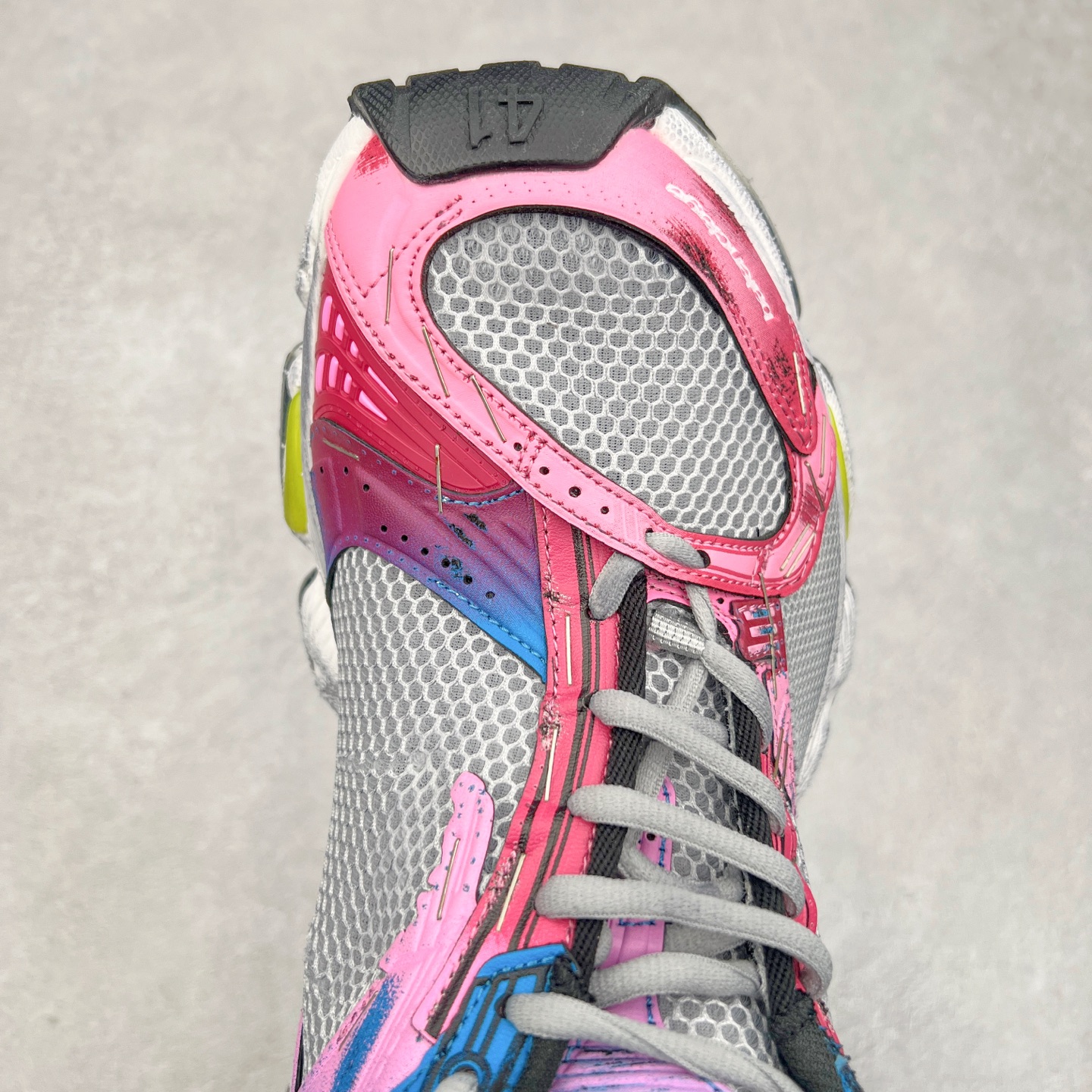 图片[4]-＃VG BALENCIAGA Stapler Sneakers 巴黎世家订书机鞋网布系带低帮走秀复古老爹鞋 圈内最强巴黎 尺码大小一比一还原Zp 区别其他工厂缩小两个号码 全套原纸板楦头开发 最原汁原味的灵魂版型 全鞋荧光划线卡点 胶水把控整洁度追求极致完美 每一双都是工艺品 多重QC质检 超越公司货的品控标准 实实在在的免检产品 原盒原配 正确字体电绣 粗细、位置、大小正确 侧边TPU 透气孔匹配意产原版 正确分离大底 TPU软底 原版一致大底LOGO 立体感十足 原厂皮料水洗做旧 采购原厂网纱 不含皮革 网布材料和聚氨酯 磨损效果 展现品牌对于新潮事物的热情 这款鞋子拥有巨大尺寸和醒目设计 符合当下”老爹鞋”的趋势 鞋子采用银灰配色 营造出低调而不失华丽的效果 10XL的尺码使它成为市场中最显眼的存在 适合追求个性化的人群 Balenciaga始终站在时尚前沿 此次发布的产品再次体现了他们的创新能力 偏大两码 尺码：35 36 37 38 39 40 41 42 43 44 45 46-选品中心