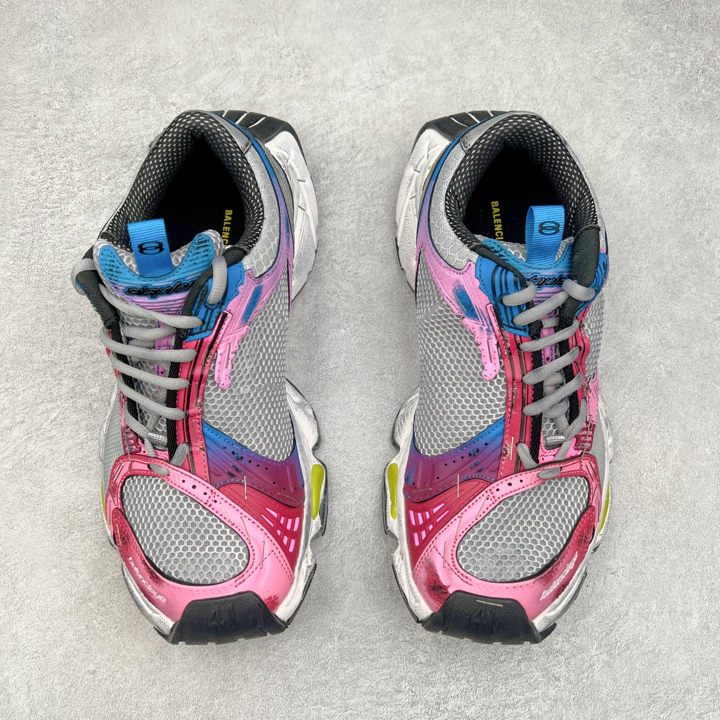 图片[2]-＃VG BALENCIAGA Stapler Sneakers 巴黎世家订书机鞋网布系带低帮走秀复古老爹鞋 圈内最强巴黎 尺码大小一比一还原Zp 区别其他工厂缩小两个号码 全套原纸板楦头开发 最原汁原味的灵魂版型 全鞋荧光划线卡点 胶水把控整洁度追求极致完美 每一双都是工艺品 多重QC质检 超越公司货的品控标准 实实在在的免检产品 原盒原配 正确字体电绣 粗细、位置、大小正确 侧边TPU 透气孔匹配意产原版 正确分离大底 TPU软底 原版一致大底LOGO 立体感十足 原厂皮料水洗做旧 采购原厂网纱 不含皮革 网布材料和聚氨酯 磨损效果 展现品牌对于新潮事物的热情 这款鞋子拥有巨大尺寸和醒目设计 符合当下”老爹鞋”的趋势 鞋子采用银灰配色 营造出低调而不失华丽的效果 10XL的尺码使它成为市场中最显眼的存在 适合追求个性化的人群 Balenciaga始终站在时尚前沿 此次发布的产品再次体现了他们的创新能力 偏大两码 尺码：35 36 37 38 39 40 41 42 43 44 45 46-选品中心