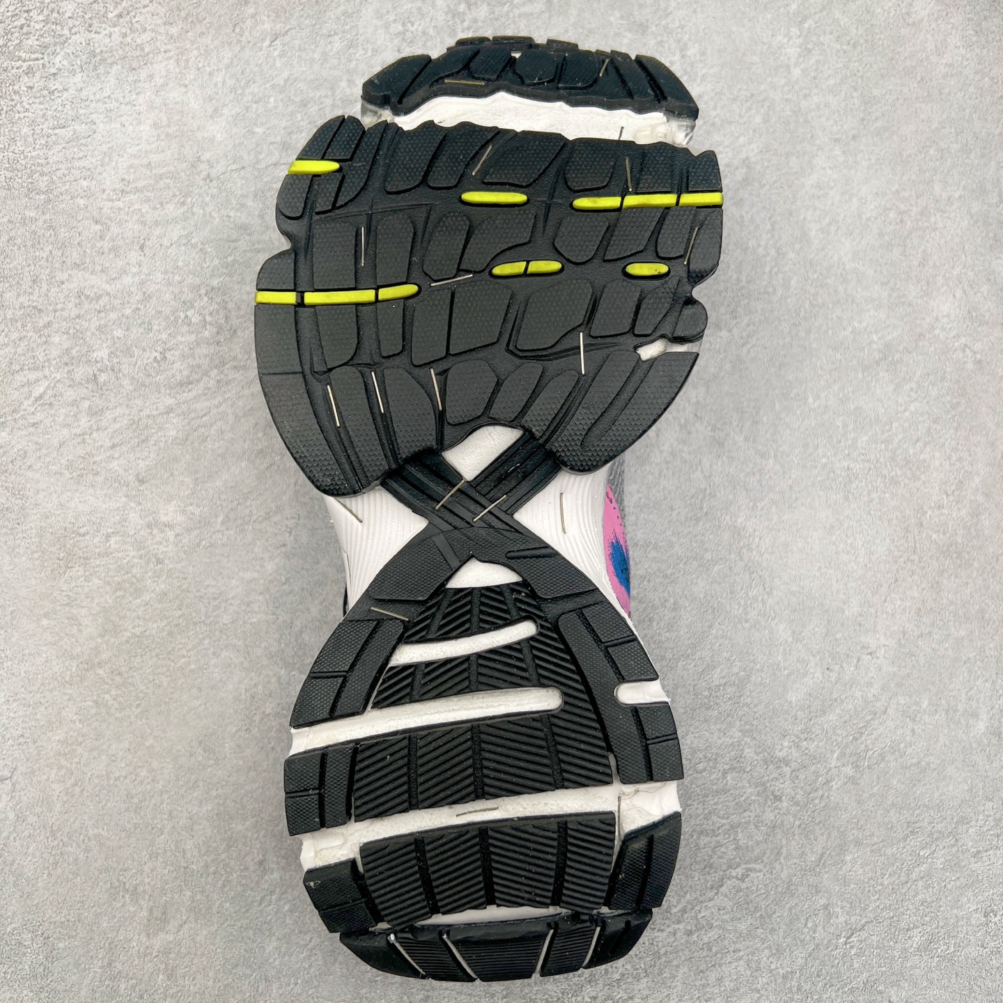 图片[9]-＃VG BALENCIAGA Stapler Sneakers 巴黎世家订书机鞋网布系带低帮走秀复古老爹鞋 圈内最强巴黎 尺码大小一比一还原Zp 区别其他工厂缩小两个号码 全套原纸板楦头开发 最原汁原味的灵魂版型 全鞋荧光划线卡点 胶水把控整洁度追求极致完美 每一双都是工艺品 多重QC质检 超越公司货的品控标准 实实在在的免检产品 原盒原配 正确字体电绣 粗细、位置、大小正确 侧边TPU 透气孔匹配意产原版 正确分离大底 TPU软底 原版一致大底LOGO 立体感十足 原厂皮料水洗做旧 采购原厂网纱 不含皮革 网布材料和聚氨酯 磨损效果 展现品牌对于新潮事物的热情 这款鞋子拥有巨大尺寸和醒目设计 符合当下”老爹鞋”的趋势 鞋子采用银灰配色 营造出低调而不失华丽的效果 10XL的尺码使它成为市场中最显眼的存在 适合追求个性化的人群 Balenciaga始终站在时尚前沿 此次发布的产品再次体现了他们的创新能力 偏大两码 尺码：35 36 37 38 39 40 41 42 43 44 45 46-选品中心