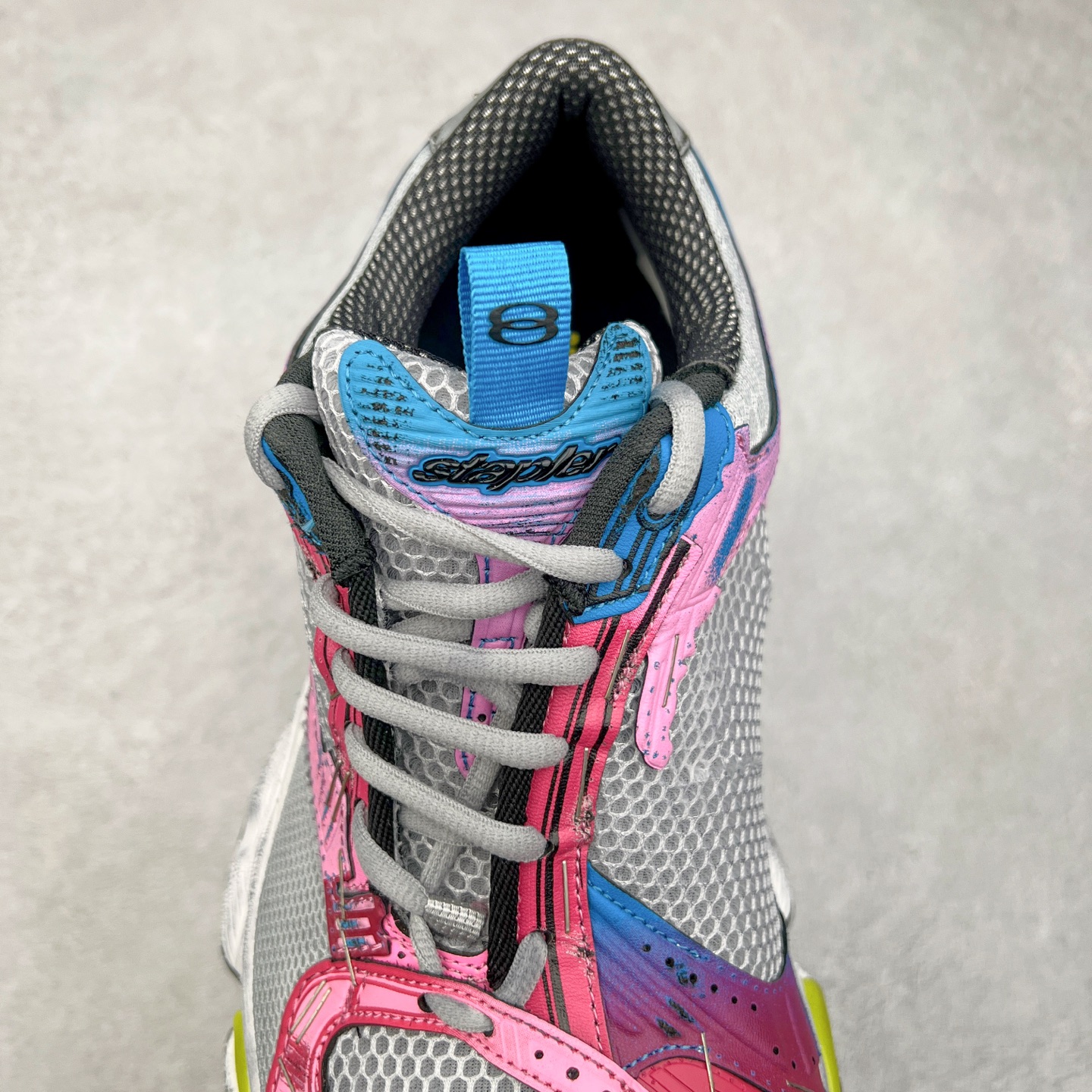 图片[5]-＃VG BALENCIAGA Stapler Sneakers 巴黎世家订书机鞋网布系带低帮走秀复古老爹鞋 圈内最强巴黎 尺码大小一比一还原Zp 区别其他工厂缩小两个号码 全套原纸板楦头开发 最原汁原味的灵魂版型 全鞋荧光划线卡点 胶水把控整洁度追求极致完美 每一双都是工艺品 多重QC质检 超越公司货的品控标准 实实在在的免检产品 原盒原配 正确字体电绣 粗细、位置、大小正确 侧边TPU 透气孔匹配意产原版 正确分离大底 TPU软底 原版一致大底LOGO 立体感十足 原厂皮料水洗做旧 采购原厂网纱 不含皮革 网布材料和聚氨酯 磨损效果 展现品牌对于新潮事物的热情 这款鞋子拥有巨大尺寸和醒目设计 符合当下”老爹鞋”的趋势 鞋子采用银灰配色 营造出低调而不失华丽的效果 10XL的尺码使它成为市场中最显眼的存在 适合追求个性化的人群 Balenciaga始终站在时尚前沿 此次发布的产品再次体现了他们的创新能力 偏大两码 尺码：35 36 37 38 39 40 41 42 43 44 45 46-选品中心