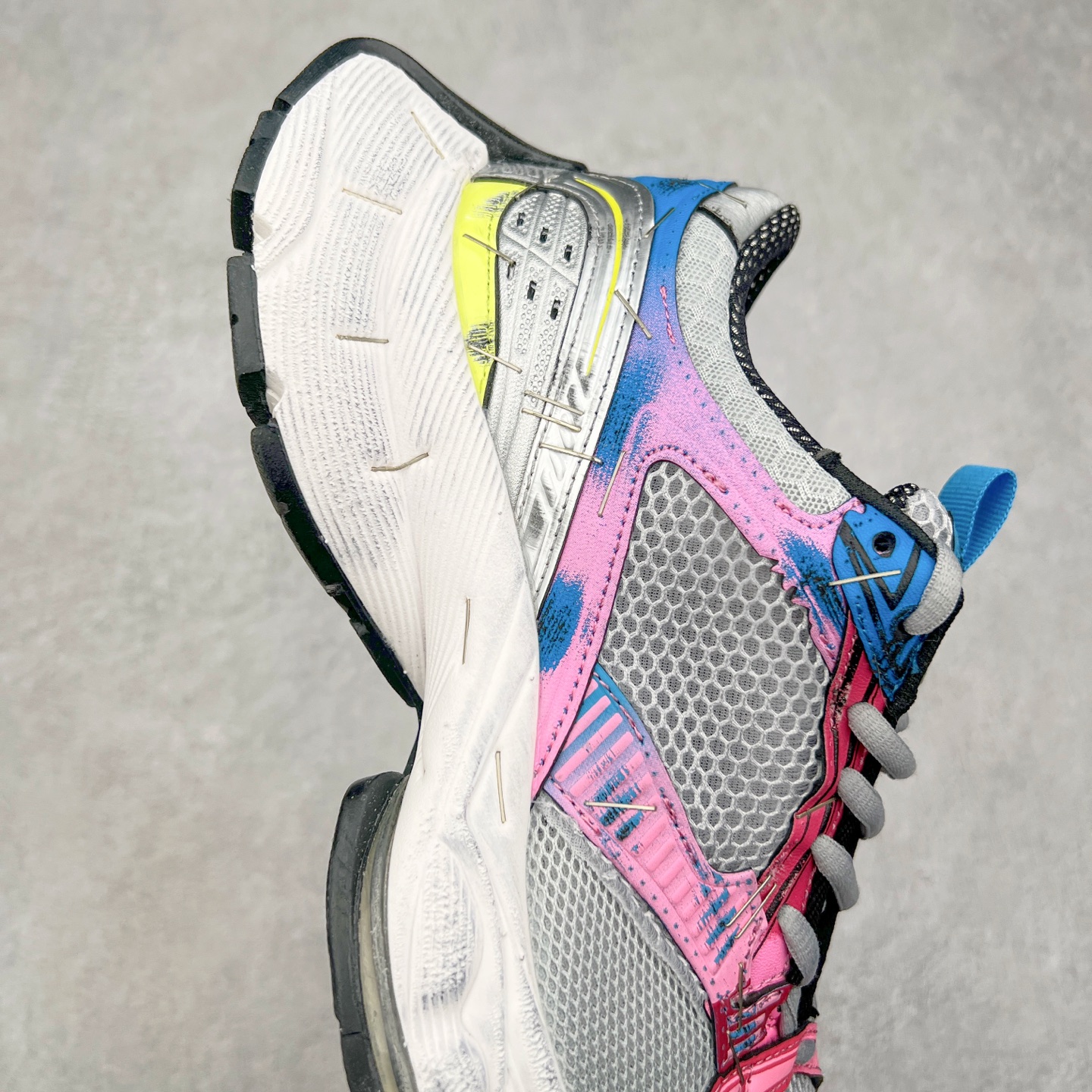 图片[6]-＃VG BALENCIAGA Stapler Sneakers 巴黎世家订书机鞋网布系带低帮走秀复古老爹鞋 圈内最强巴黎 尺码大小一比一还原Zp 区别其他工厂缩小两个号码 全套原纸板楦头开发 最原汁原味的灵魂版型 全鞋荧光划线卡点 胶水把控整洁度追求极致完美 每一双都是工艺品 多重QC质检 超越公司货的品控标准 实实在在的免检产品 原盒原配 正确字体电绣 粗细、位置、大小正确 侧边TPU 透气孔匹配意产原版 正确分离大底 TPU软底 原版一致大底LOGO 立体感十足 原厂皮料水洗做旧 采购原厂网纱 不含皮革 网布材料和聚氨酯 磨损效果 展现品牌对于新潮事物的热情 这款鞋子拥有巨大尺寸和醒目设计 符合当下”老爹鞋”的趋势 鞋子采用银灰配色 营造出低调而不失华丽的效果 10XL的尺码使它成为市场中最显眼的存在 适合追求个性化的人群 Balenciaga始终站在时尚前沿 此次发布的产品再次体现了他们的创新能力 偏大两码 尺码：35 36 37 38 39 40 41 42 43 44 45 46-选品中心