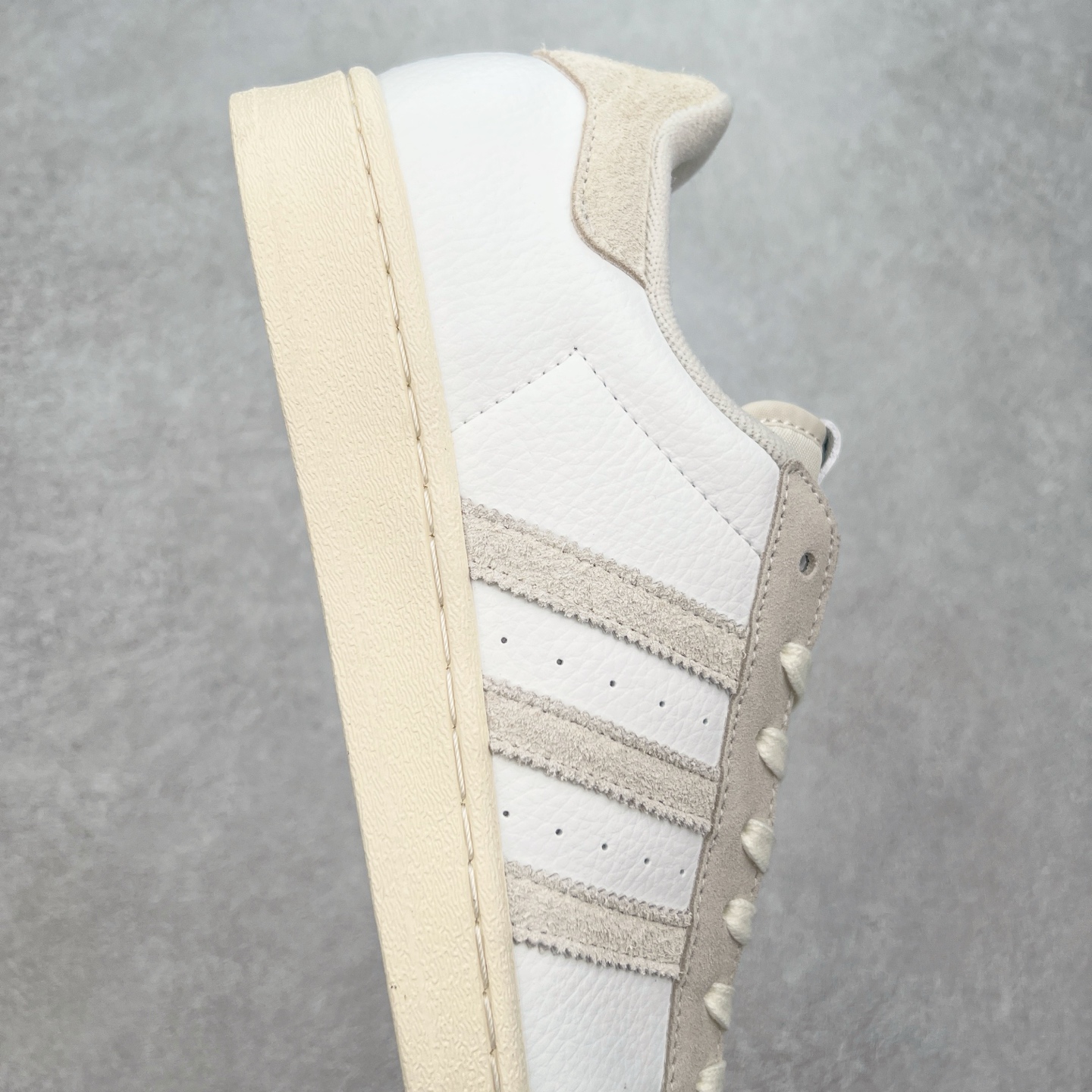 图片[6]-＃S1 AD Originals Superstar 经典复古贝壳头板鞋 GY3429 诞生于1969年 是第一双将全皮面鞋 身与橡胶鞋头结合在一起的低帮篮球鞋 Superstar最开始 是作为高帮篮球鞋Pro Model的低帮版本而出现的 但因为其独特和醒目的橡胶鞋头造型而让大家熟知 被大家形象地称为\\\”shelltoe\\\”贝壳头 在70年代的美国职业篮球场上 接近3/4的NBA球员都将这双Superstar作为场上用鞋 80年代之后 经过不断的改良和发展 Superstar逐渐成为横跨时装、音乐、街头文化、休闲和运动等各大领域的时尚潮鞋 尺码：36 36.5 37 38 38.5 39 40 40.5 41 42 42.5 43 44 44.5 45-选品中心