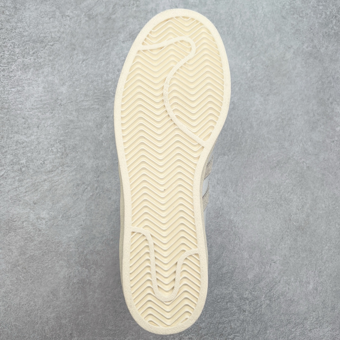 图片[9]-＃S1 AD Originals Superstar 经典复古贝壳头板鞋 GY3429 诞生于1969年 是第一双将全皮面鞋 身与橡胶鞋头结合在一起的低帮篮球鞋 Superstar最开始 是作为高帮篮球鞋Pro Model的低帮版本而出现的 但因为其独特和醒目的橡胶鞋头造型而让大家熟知 被大家形象地称为\\\”shelltoe\\\”贝壳头 在70年代的美国职业篮球场上 接近3/4的NBA球员都将这双Superstar作为场上用鞋 80年代之后 经过不断的改良和发展 Superstar逐渐成为横跨时装、音乐、街头文化、休闲和运动等各大领域的时尚潮鞋 尺码：36 36.5 37 38 38.5 39 40 40.5 41 42 42.5 43 44 44.5 45-选品中心