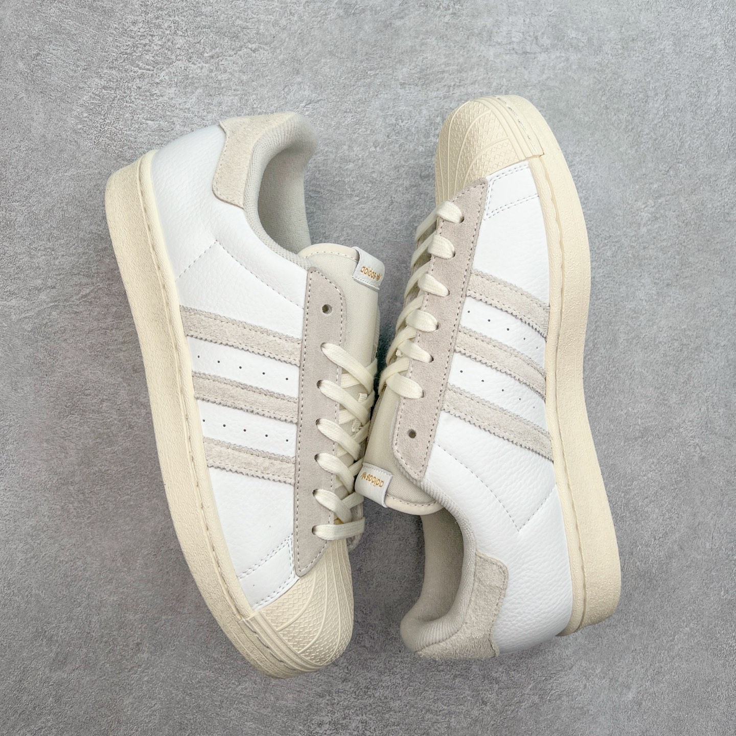 图片[3]-＃S1 AD Originals Superstar 经典复古贝壳头板鞋 GY3429 诞生于1969年 是第一双将全皮面鞋 身与橡胶鞋头结合在一起的低帮篮球鞋 Superstar最开始 是作为高帮篮球鞋Pro Model的低帮版本而出现的 但因为其独特和醒目的橡胶鞋头造型而让大家熟知 被大家形象地称为\\\”shelltoe\\\”贝壳头 在70年代的美国职业篮球场上 接近3/4的NBA球员都将这双Superstar作为场上用鞋 80年代之后 经过不断的改良和发展 Superstar逐渐成为横跨时装、音乐、街头文化、休闲和运动等各大领域的时尚潮鞋 尺码：36 36.5 37 38 38.5 39 40 40.5 41 42 42.5 43 44 44.5 45-选品中心