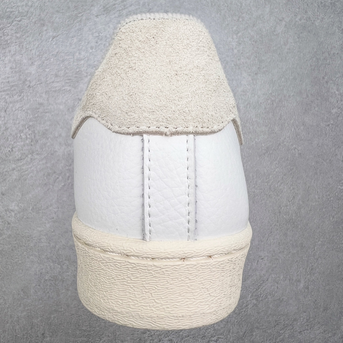 图片[8]-＃S1 AD Originals Superstar 经典复古贝壳头板鞋 GY3429 诞生于1969年 是第一双将全皮面鞋 身与橡胶鞋头结合在一起的低帮篮球鞋 Superstar最开始 是作为高帮篮球鞋Pro Model的低帮版本而出现的 但因为其独特和醒目的橡胶鞋头造型而让大家熟知 被大家形象地称为\\\”shelltoe\\\”贝壳头 在70年代的美国职业篮球场上 接近3/4的NBA球员都将这双Superstar作为场上用鞋 80年代之后 经过不断的改良和发展 Superstar逐渐成为横跨时装、音乐、街头文化、休闲和运动等各大领域的时尚潮鞋 尺码：36 36.5 37 38 38.5 39 40 40.5 41 42 42.5 43 44 44.5 45-选品中心