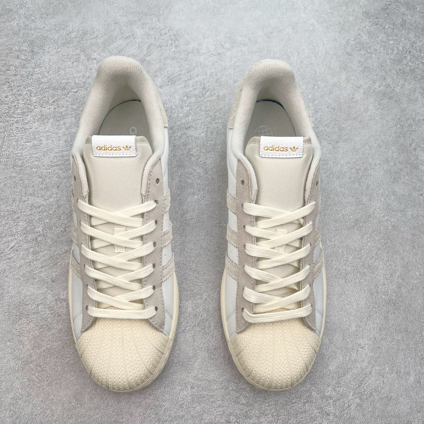 图片[2]-＃S1 AD Originals Superstar 经典复古贝壳头板鞋 GY3429 诞生于1969年 是第一双将全皮面鞋 身与橡胶鞋头结合在一起的低帮篮球鞋 Superstar最开始 是作为高帮篮球鞋Pro Model的低帮版本而出现的 但因为其独特和醒目的橡胶鞋头造型而让大家熟知 被大家形象地称为\\\”shelltoe\\\”贝壳头 在70年代的美国职业篮球场上 接近3/4的NBA球员都将这双Superstar作为场上用鞋 80年代之后 经过不断的改良和发展 Superstar逐渐成为横跨时装、音乐、街头文化、休闲和运动等各大领域的时尚潮鞋 尺码：36 36.5 37 38 38.5 39 40 40.5 41 42 42.5 43 44 44.5 45-选品中心