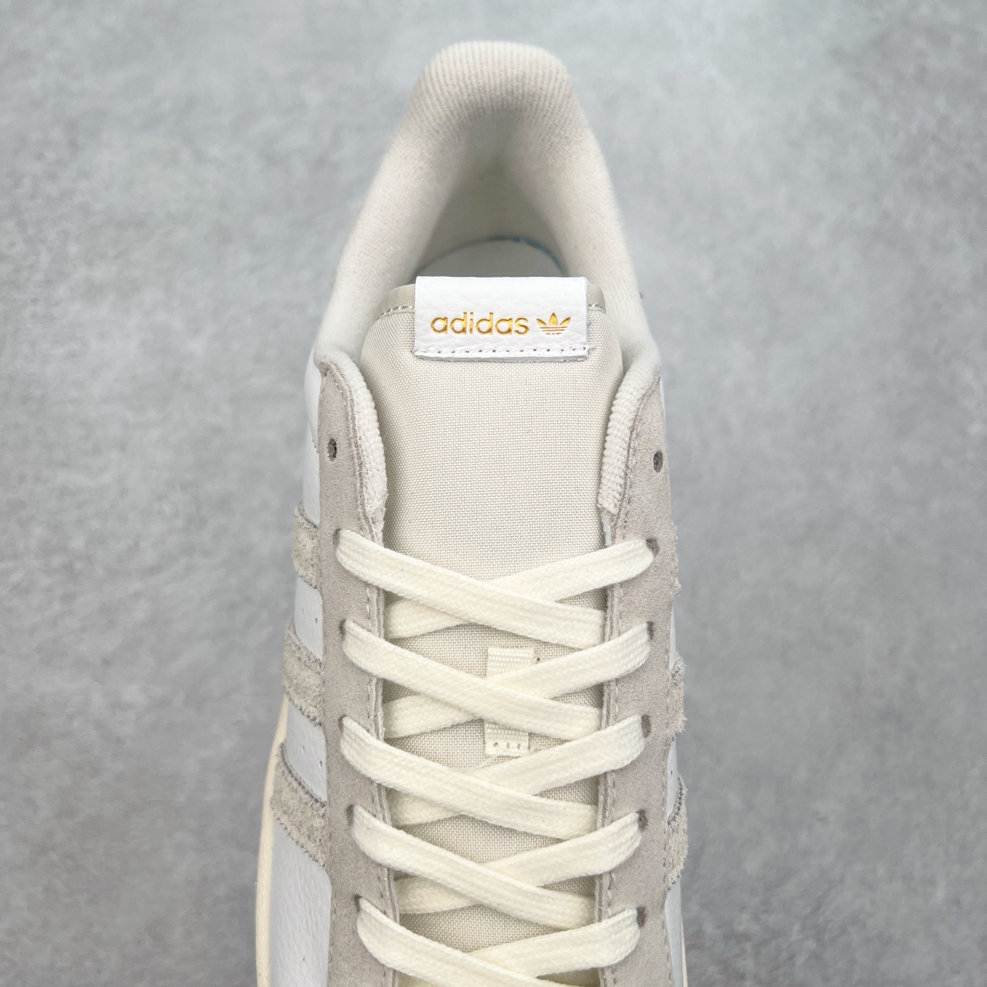 图片[5]-＃S1 AD Originals Superstar 经典复古贝壳头板鞋 GY3429 诞生于1969年 是第一双将全皮面鞋 身与橡胶鞋头结合在一起的低帮篮球鞋 Superstar最开始 是作为高帮篮球鞋Pro Model的低帮版本而出现的 但因为其独特和醒目的橡胶鞋头造型而让大家熟知 被大家形象地称为\\\”shelltoe\\\”贝壳头 在70年代的美国职业篮球场上 接近3/4的NBA球员都将这双Superstar作为场上用鞋 80年代之后 经过不断的改良和发展 Superstar逐渐成为横跨时装、音乐、街头文化、休闲和运动等各大领域的时尚潮鞋 尺码：36 36.5 37 38 38.5 39 40 40.5 41 42 42.5 43 44 44.5 45-选品中心