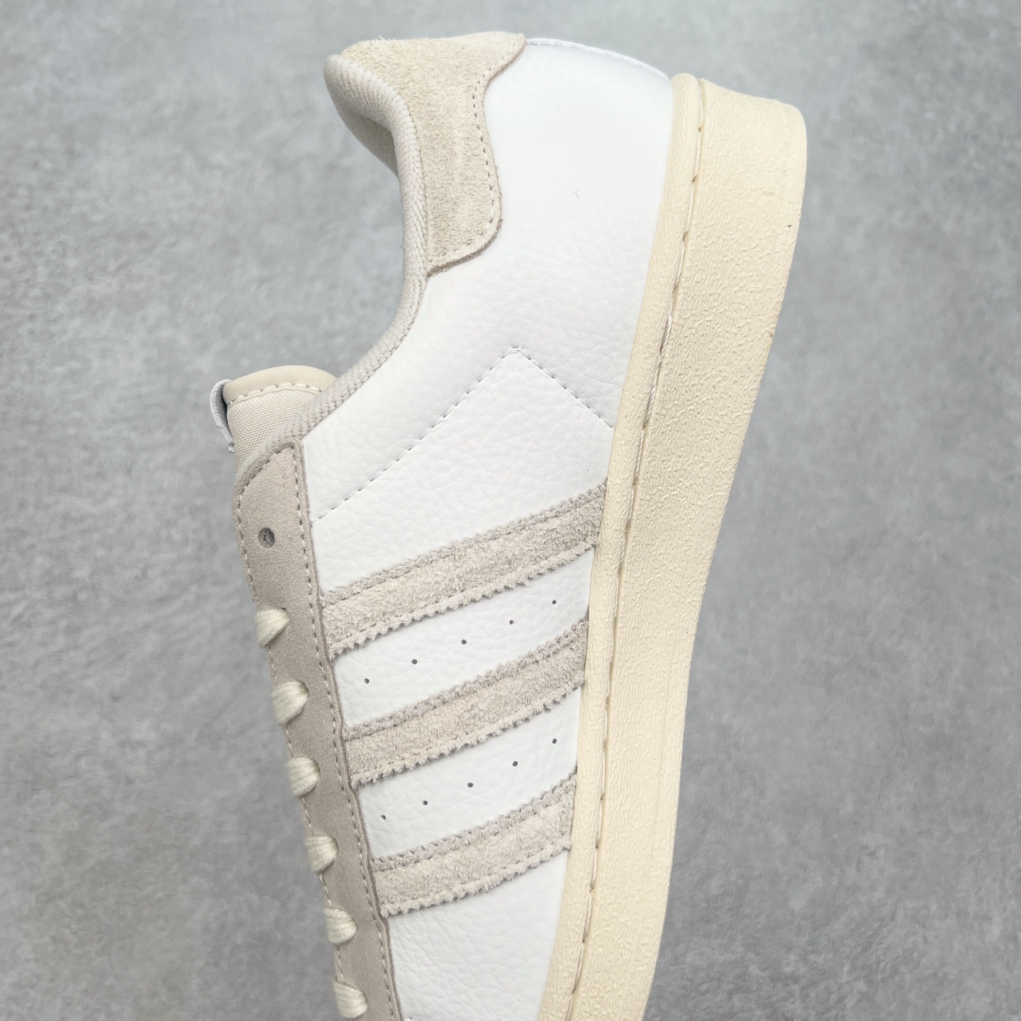 图片[7]-＃S1 AD Originals Superstar 经典复古贝壳头板鞋 GY3429 诞生于1969年 是第一双将全皮面鞋 身与橡胶鞋头结合在一起的低帮篮球鞋 Superstar最开始 是作为高帮篮球鞋Pro Model的低帮版本而出现的 但因为其独特和醒目的橡胶鞋头造型而让大家熟知 被大家形象地称为\\\”shelltoe\\\”贝壳头 在70年代的美国职业篮球场上 接近3/4的NBA球员都将这双Superstar作为场上用鞋 80年代之后 经过不断的改良和发展 Superstar逐渐成为横跨时装、音乐、街头文化、休闲和运动等各大领域的时尚潮鞋 尺码：36 36.5 37 38 38.5 39 40 40.5 41 42 42.5 43 44 44.5 45-选品中心