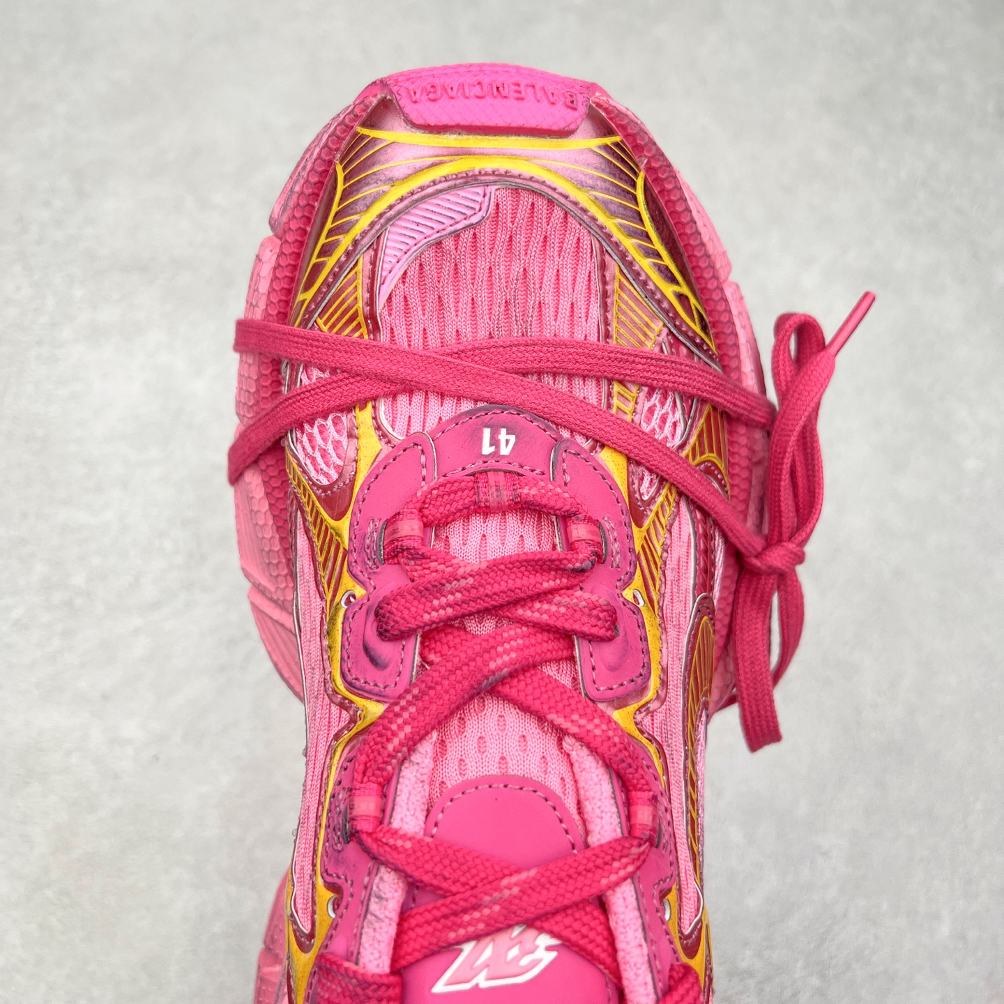 图片[4]-＃VG零售版 BALENCIAGA 3XL Sneakers 巴黎世家十代网布系带低帮走秀复古老爹鞋 全套原纸板楦头开发 最原汁原味的灵魂版型 全鞋荧光划线卡点 胶水把控整洁度追求极致完美 每一双都是工艺品 多重QC质检 超越公司货的品控标准 实实在在的免检产品 原盒原配 正确字体电绣 粗细、位置、大小正确 侧边TPU 透气孔匹配意产原版 正确分离大底 TPU软底 原版一致大底LOGO 立体感十足 原厂皮料水洗做旧 采购原厂网纱 不含皮革 网布材料和聚氨酯 磨损效果 鞋头边缘和后帮 Balenciaga 徽标 鞋面和后跟凸印尺码 鞋舌 3XL 橡胶品牌标识和反光细节 鞋帮拉袢和鞋舌拉祥 配反光细节 备用鞋带在鞋履前侧 可在穿着前取下 便于不同造型搭配 正常尺码 尺码：35 36 37 38 39 40 41 42 43 44 45 46-选品中心