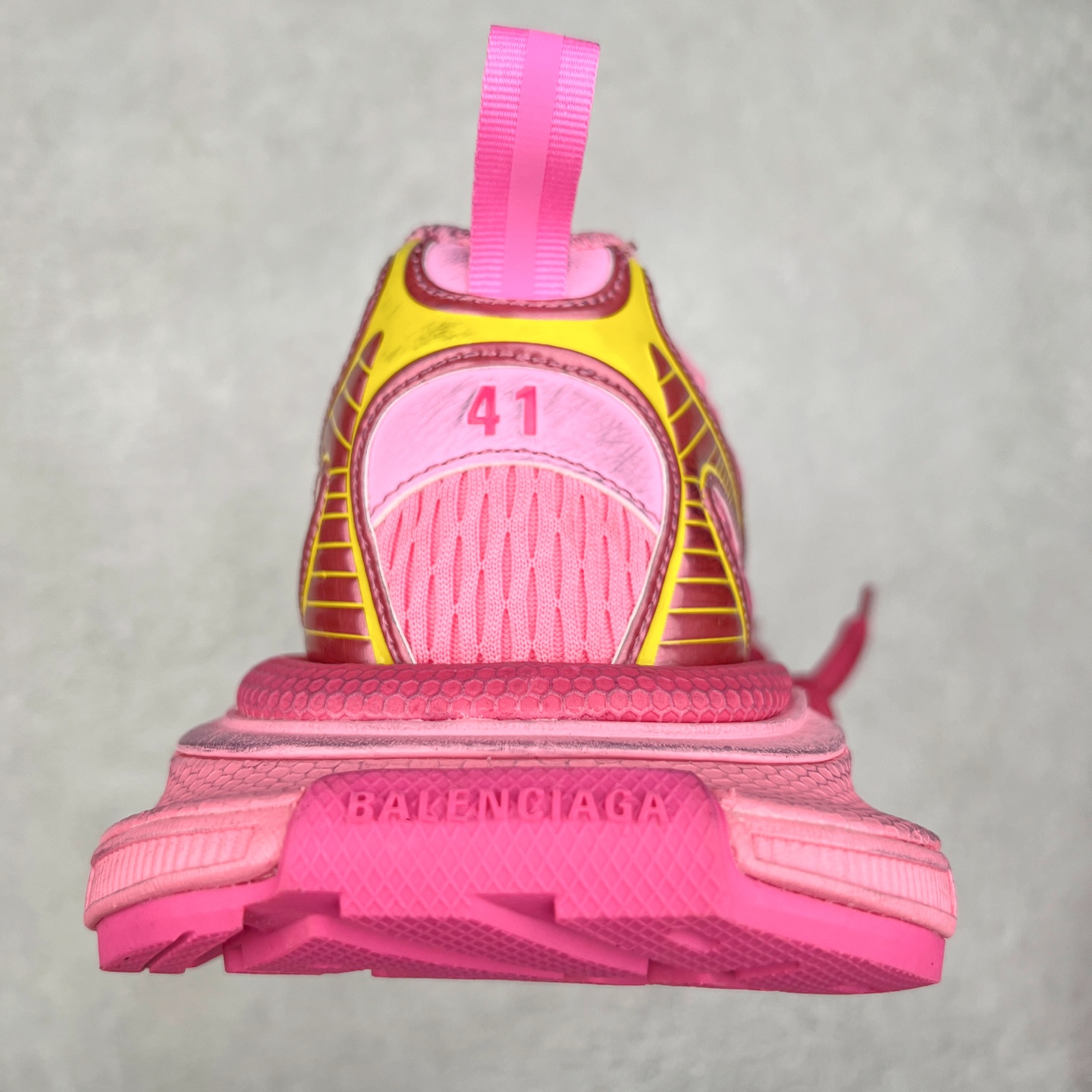 图片[8]-＃VG零售版 BALENCIAGA 3XL Sneakers 巴黎世家十代网布系带低帮走秀复古老爹鞋 全套原纸板楦头开发 最原汁原味的灵魂版型 全鞋荧光划线卡点 胶水把控整洁度追求极致完美 每一双都是工艺品 多重QC质检 超越公司货的品控标准 实实在在的免检产品 原盒原配 正确字体电绣 粗细、位置、大小正确 侧边TPU 透气孔匹配意产原版 正确分离大底 TPU软底 原版一致大底LOGO 立体感十足 原厂皮料水洗做旧 采购原厂网纱 不含皮革 网布材料和聚氨酯 磨损效果 鞋头边缘和后帮 Balenciaga 徽标 鞋面和后跟凸印尺码 鞋舌 3XL 橡胶品牌标识和反光细节 鞋帮拉袢和鞋舌拉祥 配反光细节 备用鞋带在鞋履前侧 可在穿着前取下 便于不同造型搭配 正常尺码 尺码：35 36 37 38 39 40 41 42 43 44 45 46-选品中心